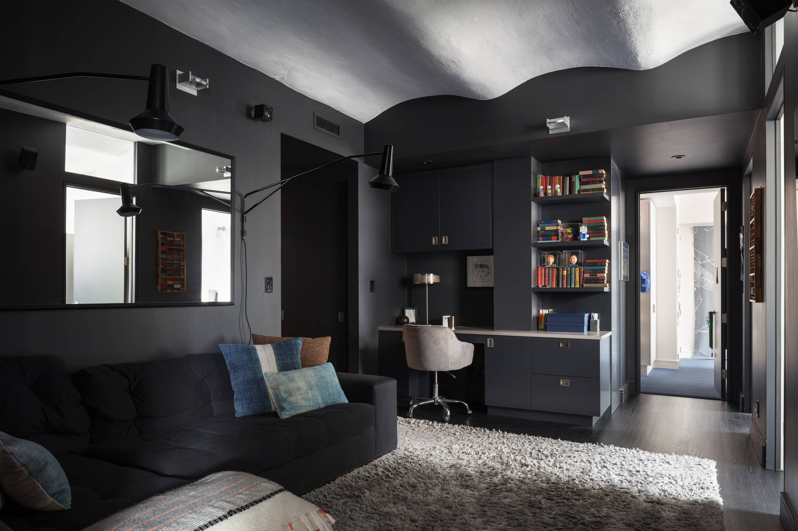 Вопрос: Как осветить темный интерьер