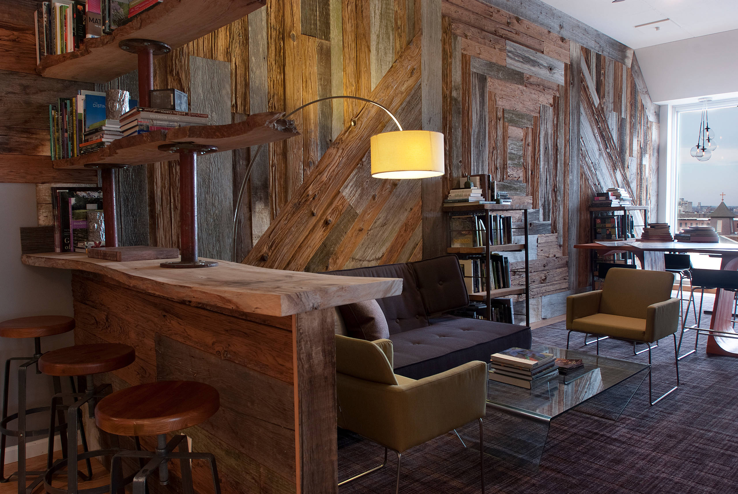 Хороший вопрос: Как укладывать паркет на стенах и потолке?