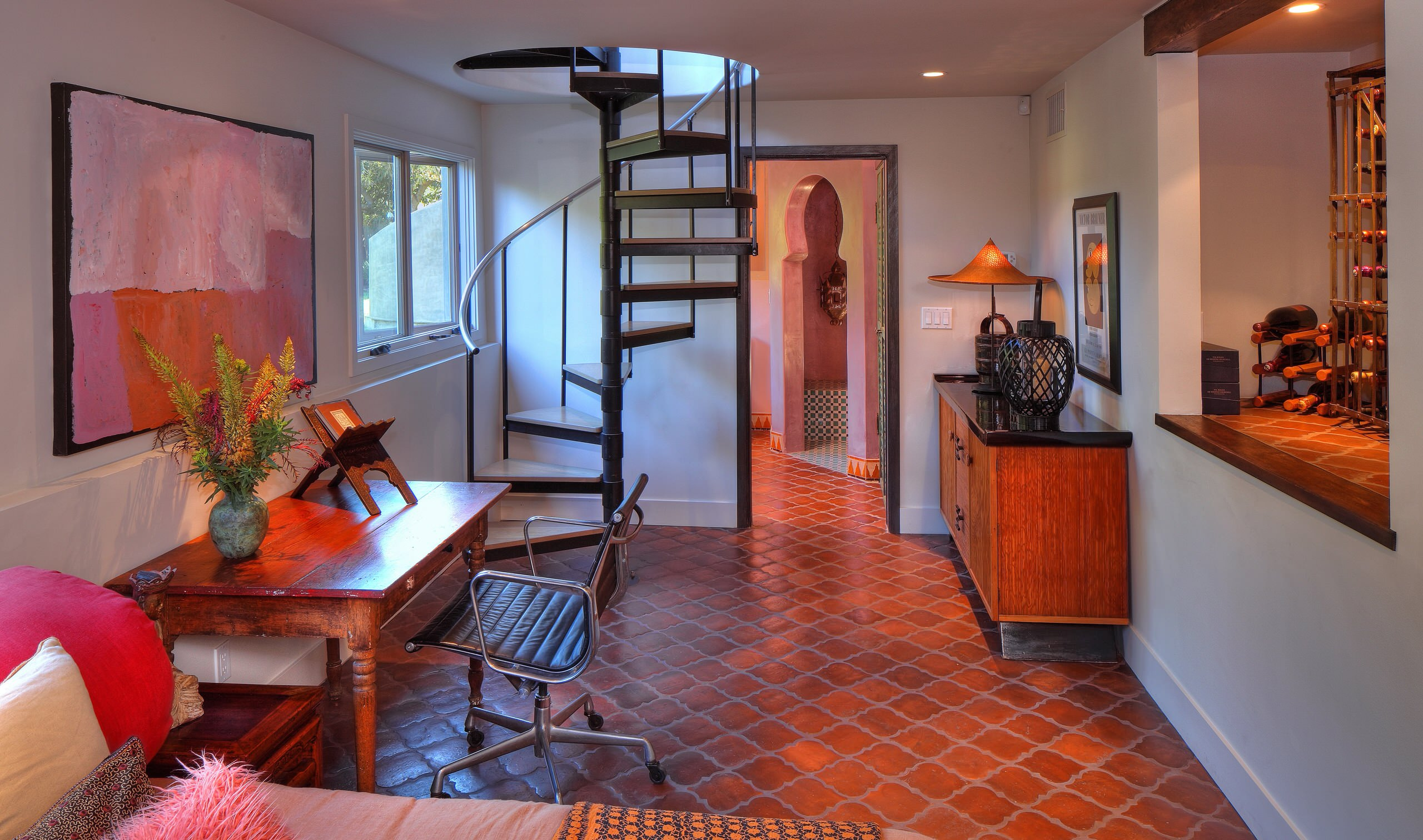 Цвета: Оттенки красного и розового, уместные в интерьере