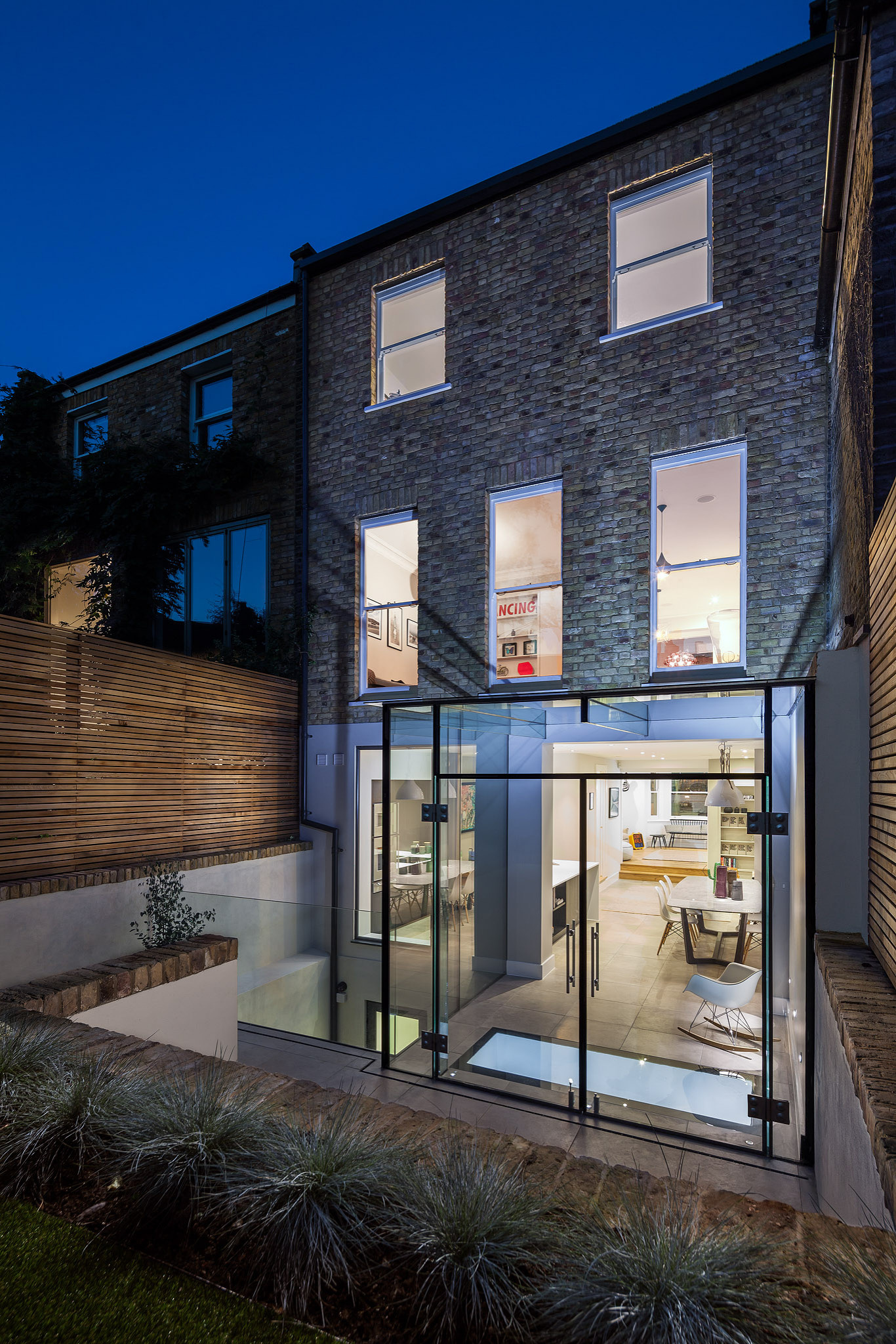 Как правильно: Спрятать некрасивый забор