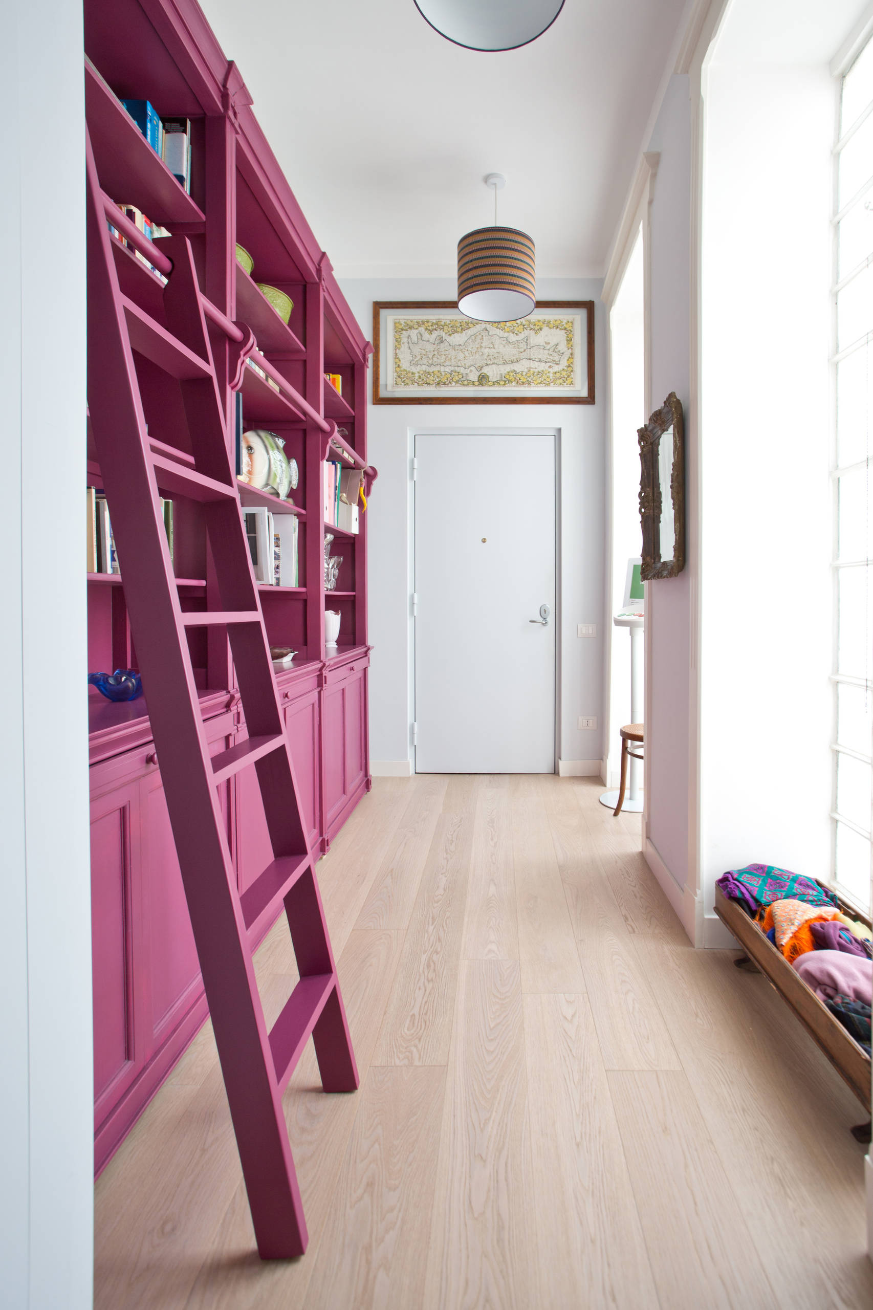 Дизайн-дебаты: Зачем встраивать мебель под потолок