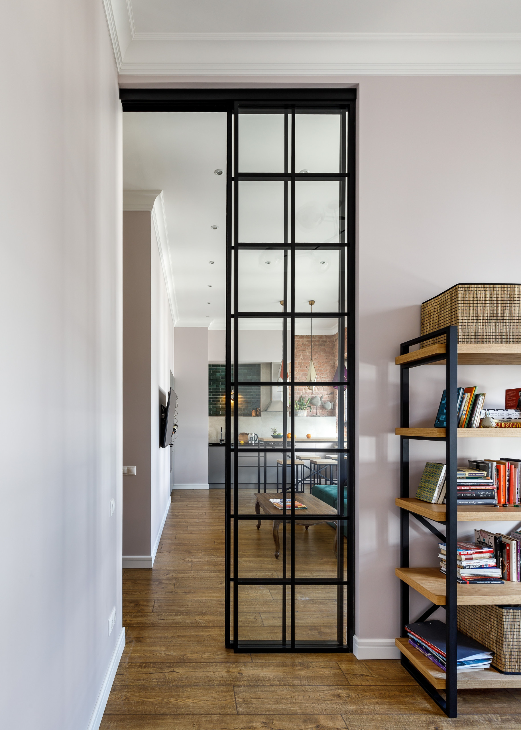 В гостях: Квартира на Литейном проспекте с родным кирпичом