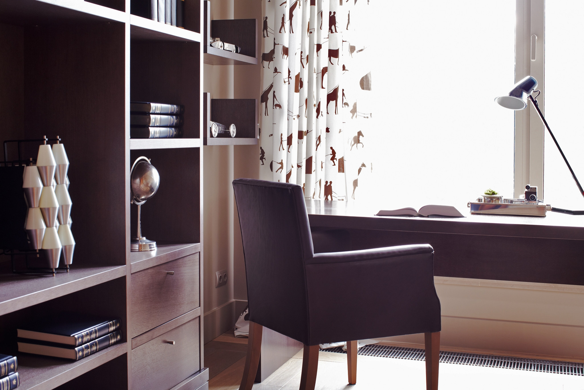 Houzz тур: Квартира с камином в гостиной и злаковым садом во дворе