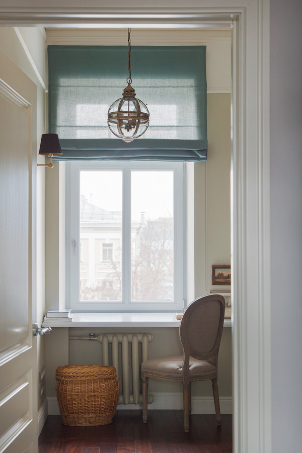 Houzz тур: Старые двери в изголовье кровати и множество арт-объектов