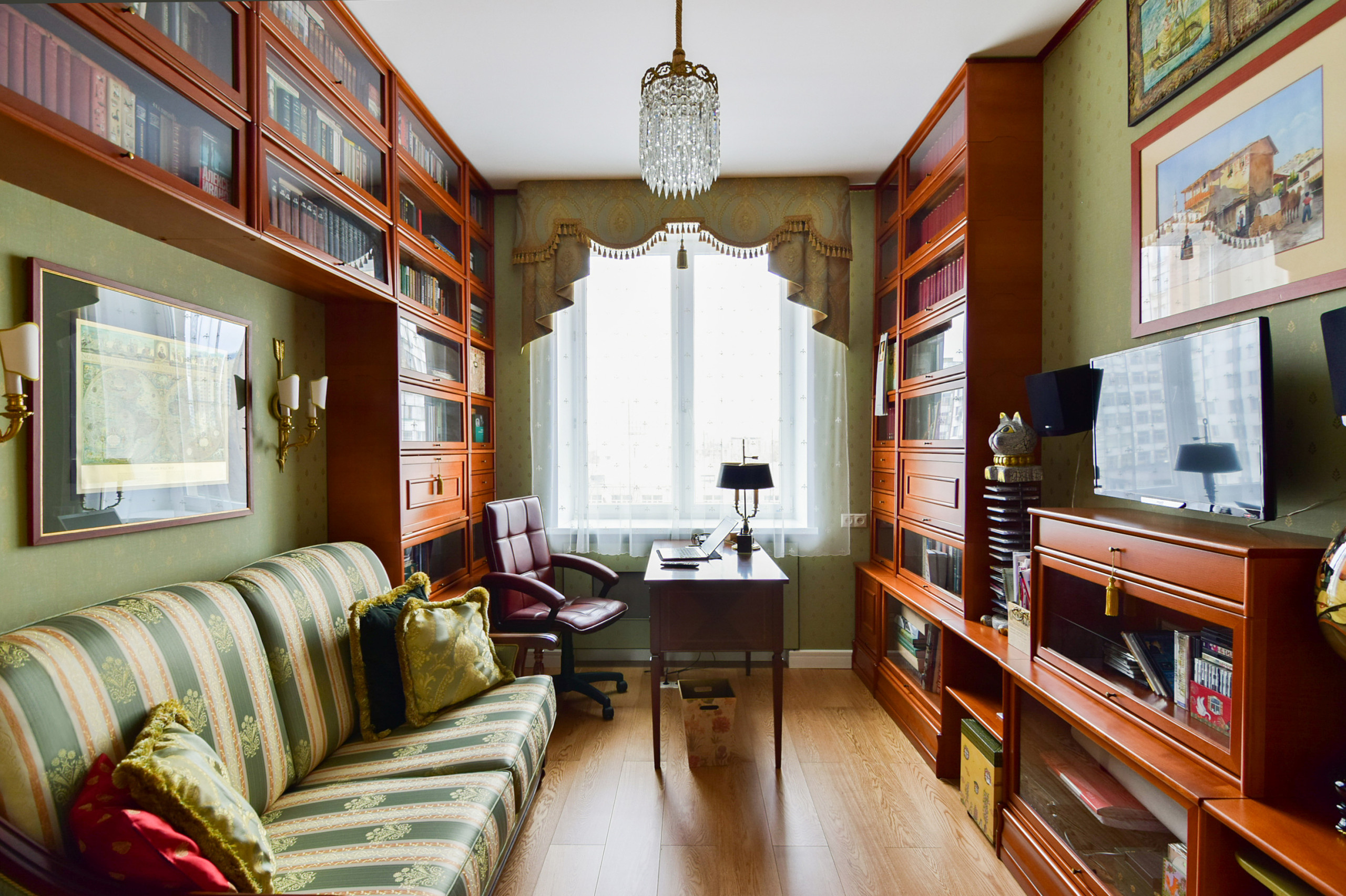 В гостях: Коллекция керамики и винтажная мебель в московской квартире