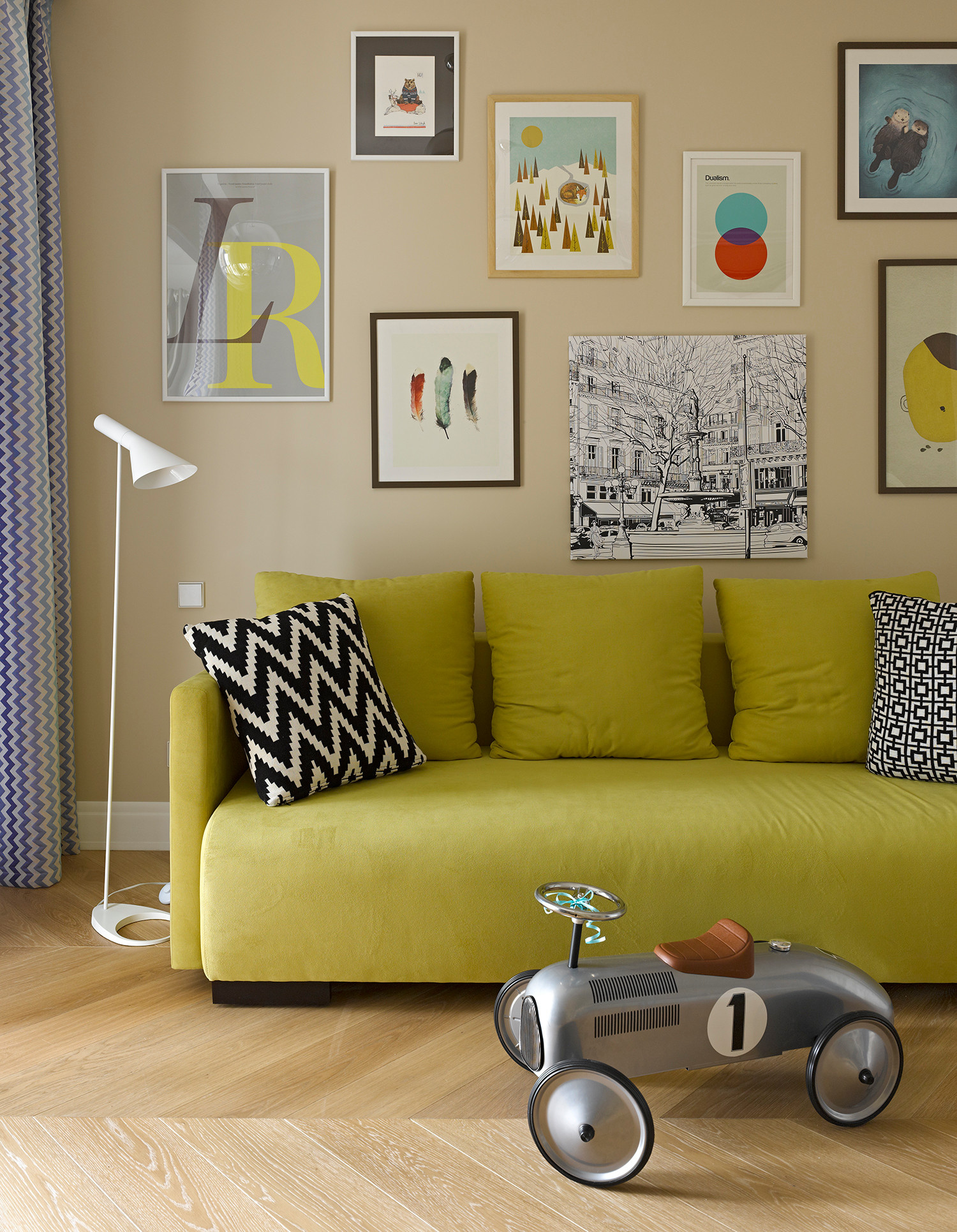 Фотоохота: Как повесить картину над диваном — 20 идей