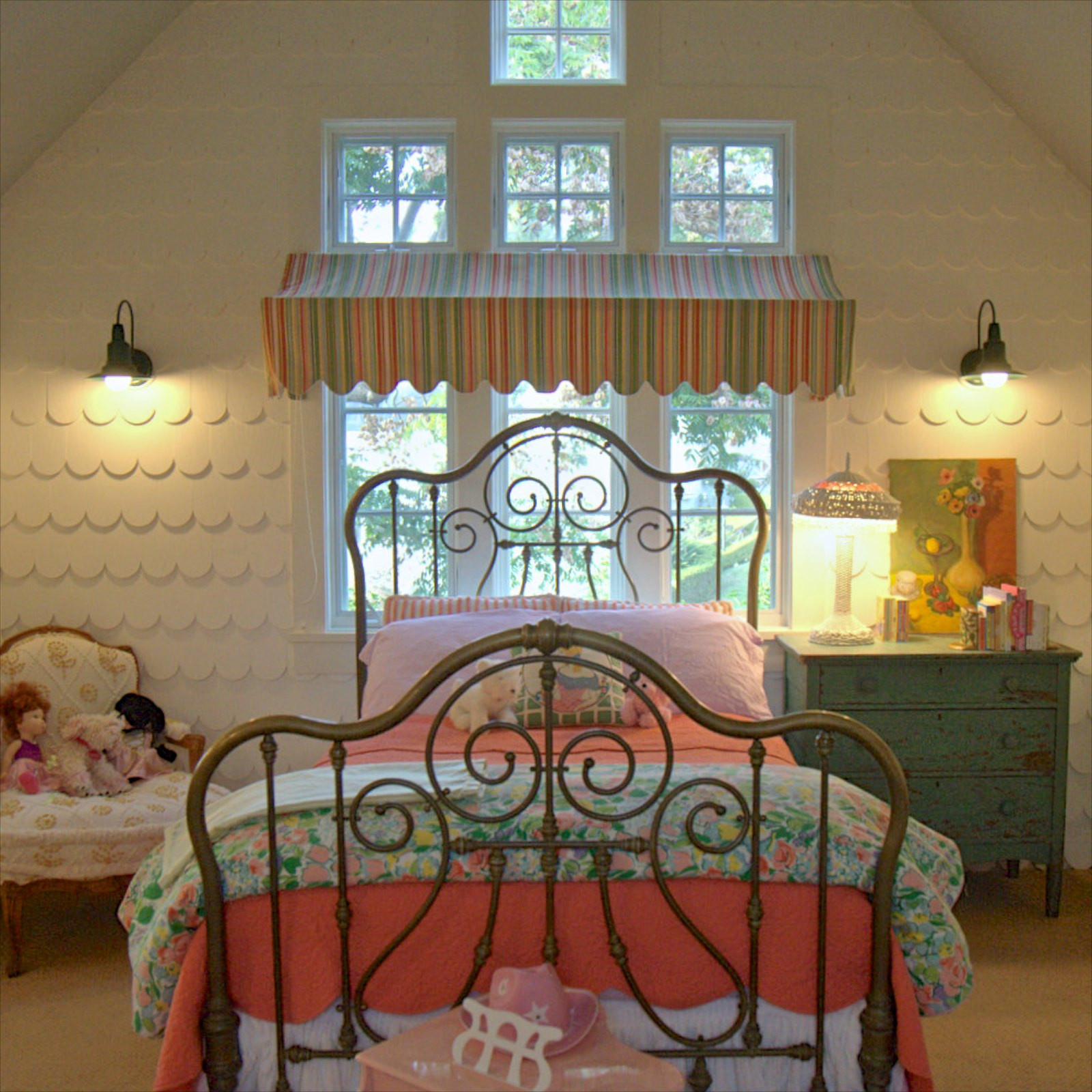 Кровать изголовьем к окну: Модный прием или глупость?