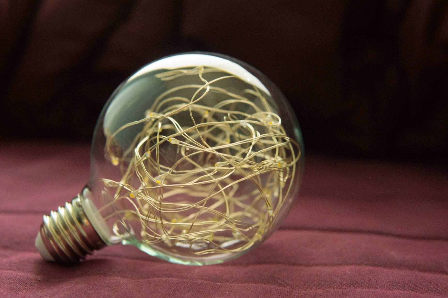 Так можно: Замените лампочку на новогоднюю