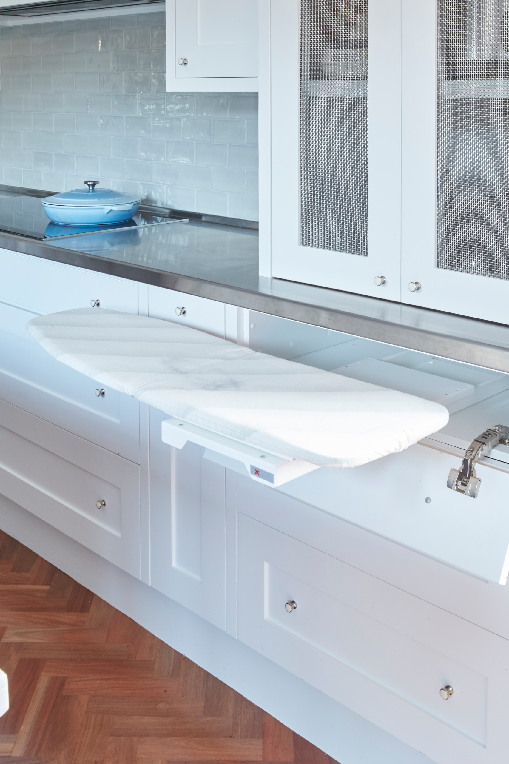 Дизайн-дебаты: Как хранить гладильную доску в интерьере