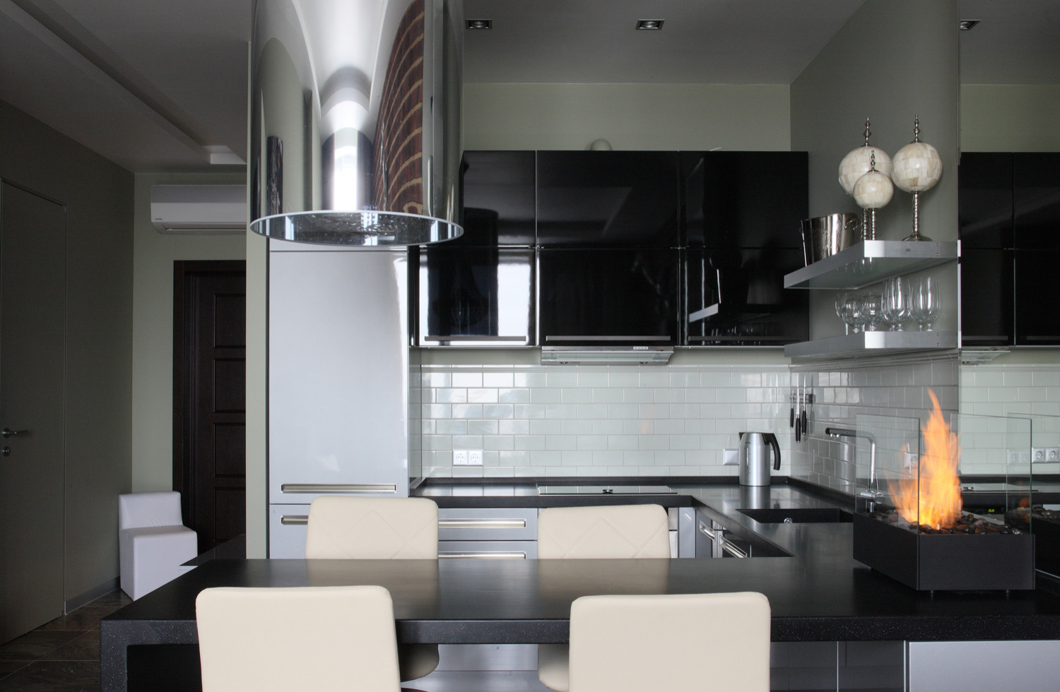 Проект недели: Современная кухня-гостиная для городского денди