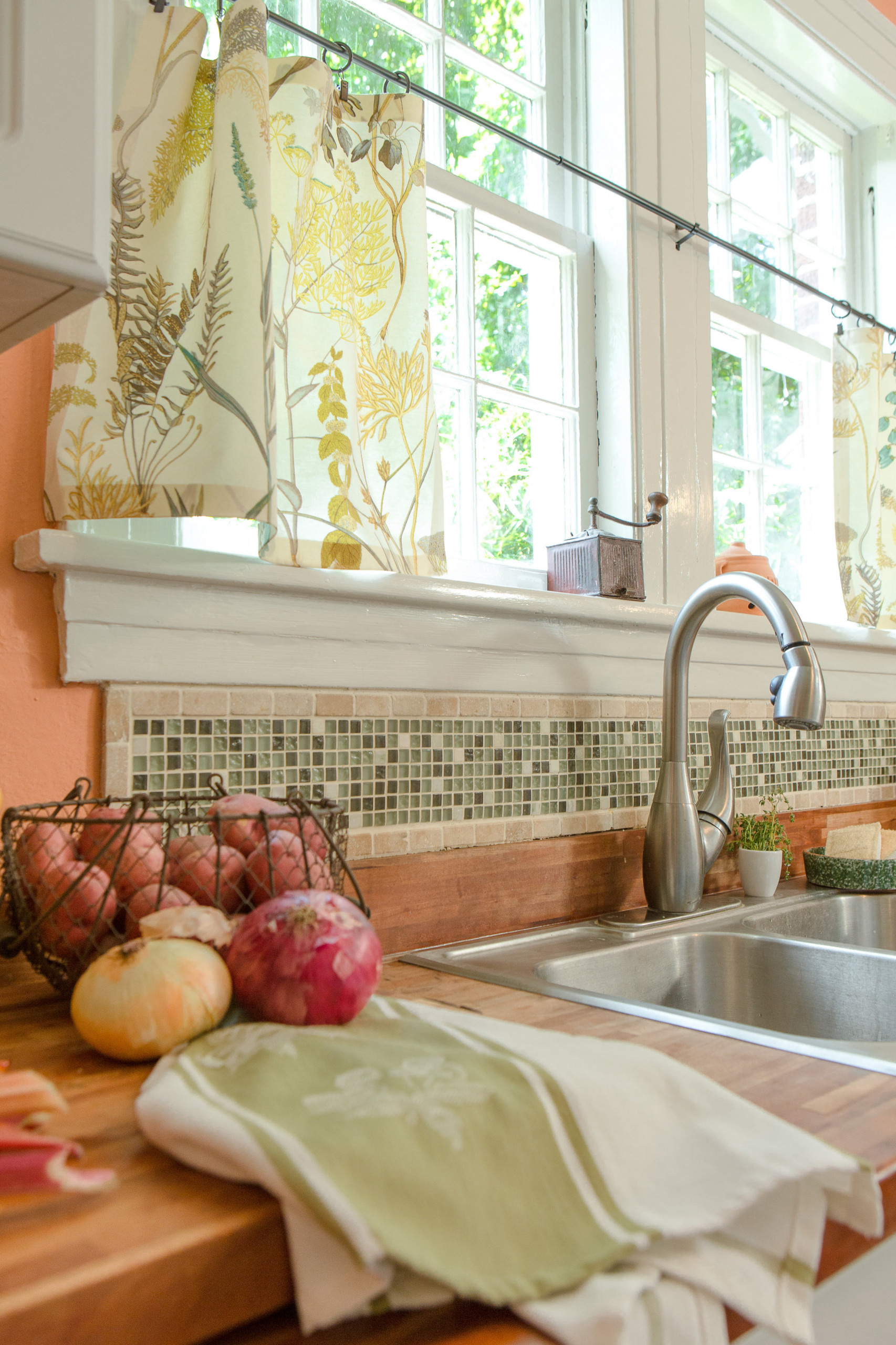 Хороший вопрос: Как выбрать подходящие шторы на кухню