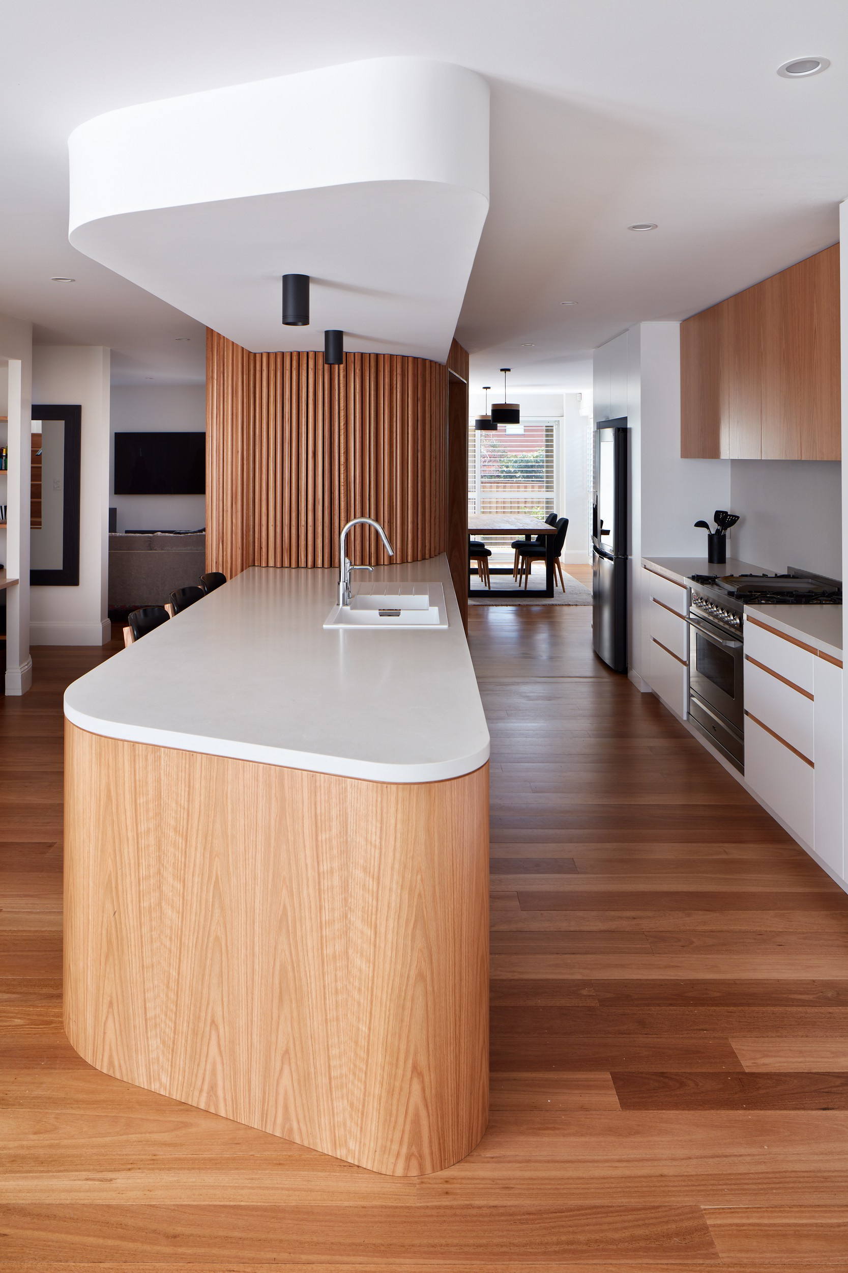 Просто фото: Кухни со скруглёнными фасадами — 20 вариантов