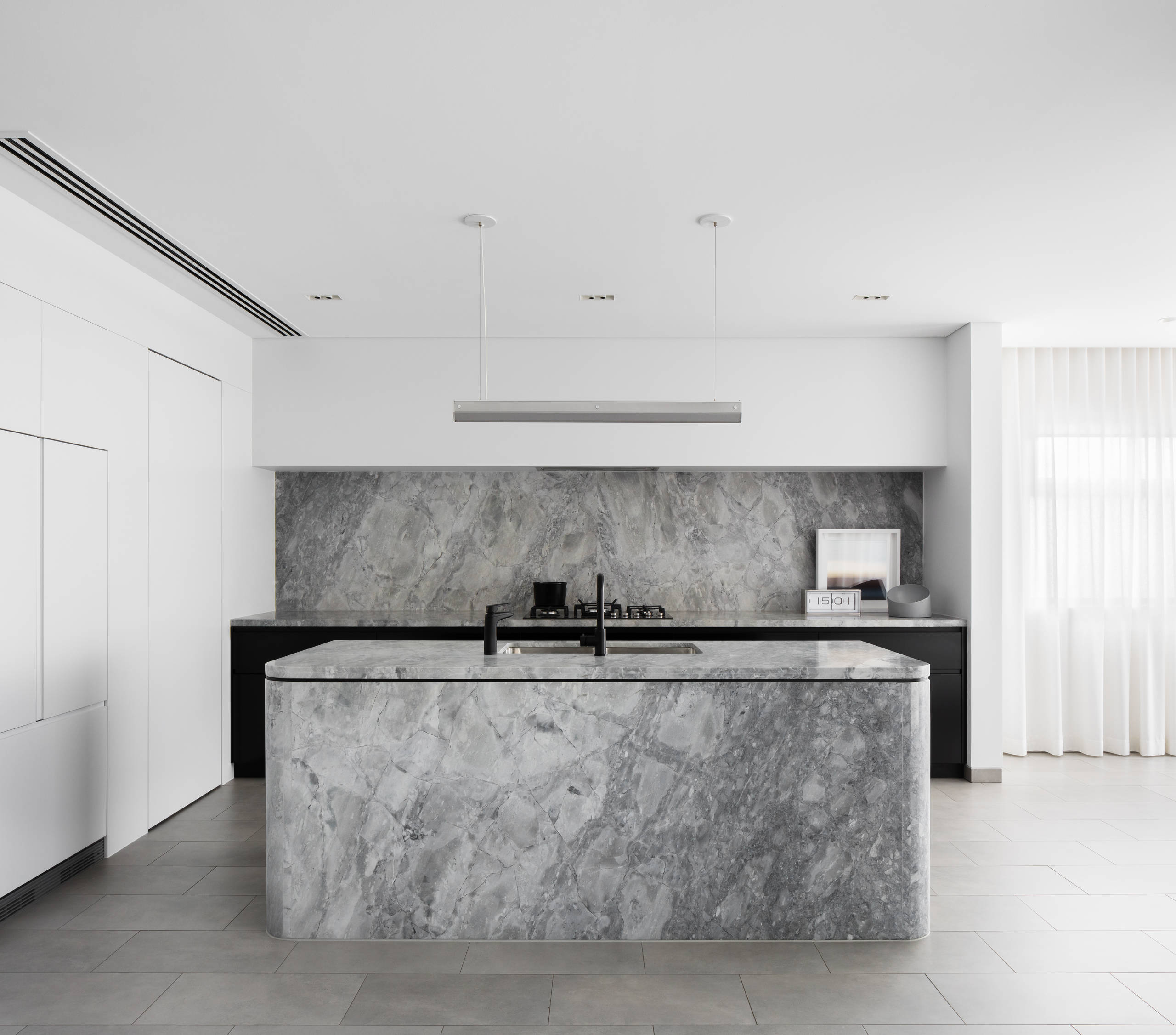 Просто фото: Кухни со скруглёнными фасадами — 20 вариантов