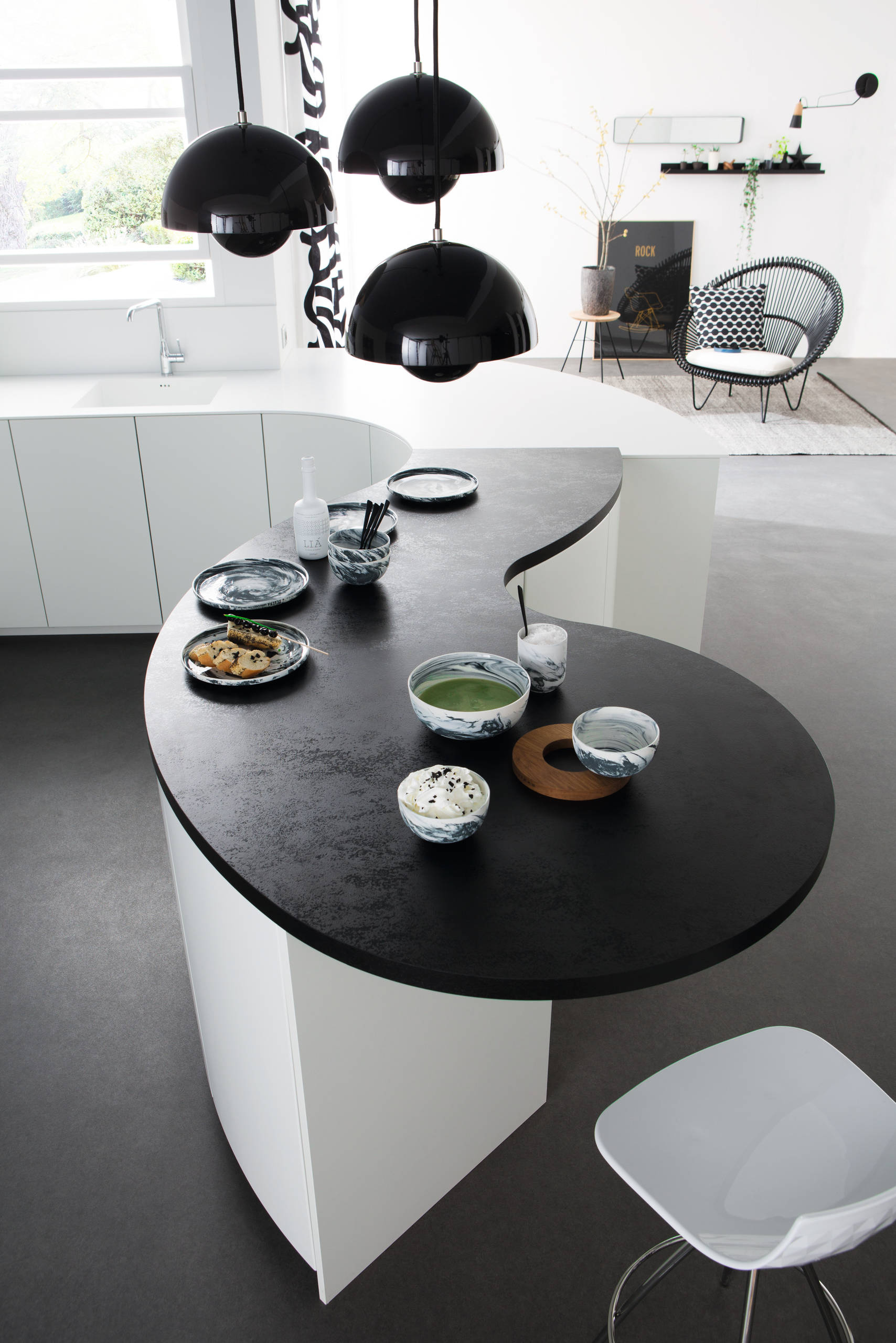 Просто фото:  Столешница с «выходом» — 19 дизайн-решений