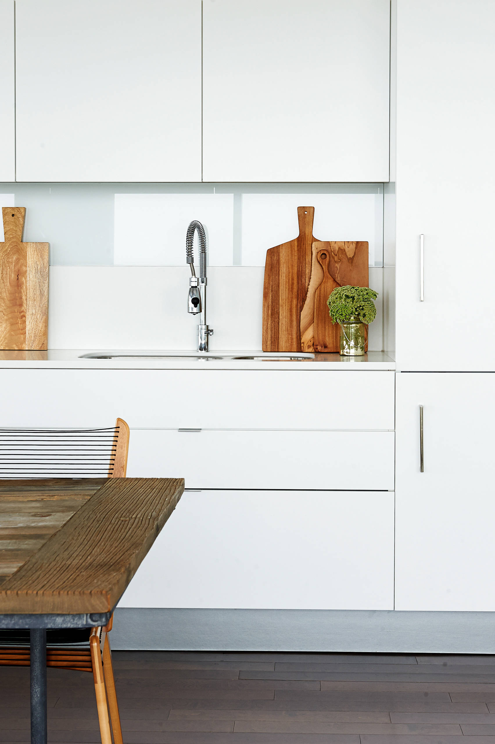 Мода на «пороки»: Зачем нам вещи с изъянами