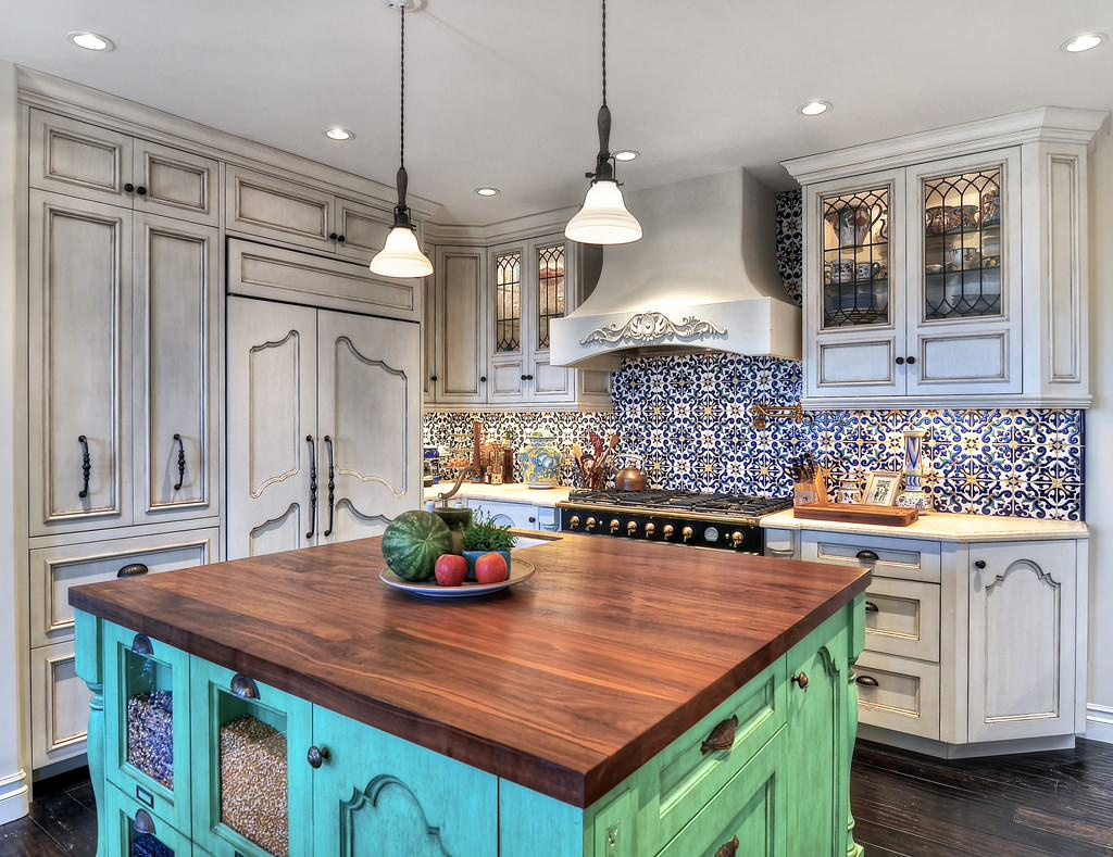 Модный фасон: Яркая плитка на кухонном фартуке