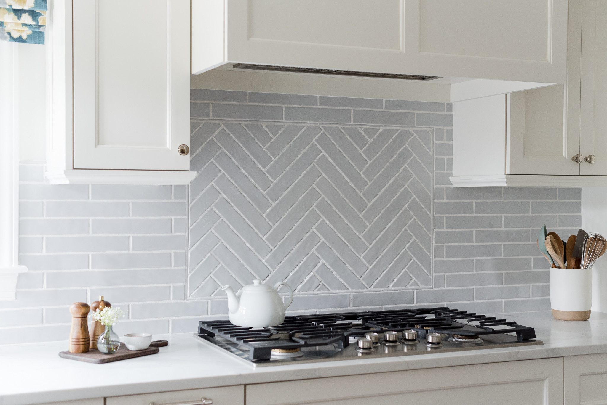 Просто фото: 23 идеи, как уложить плитку кухонного фартука