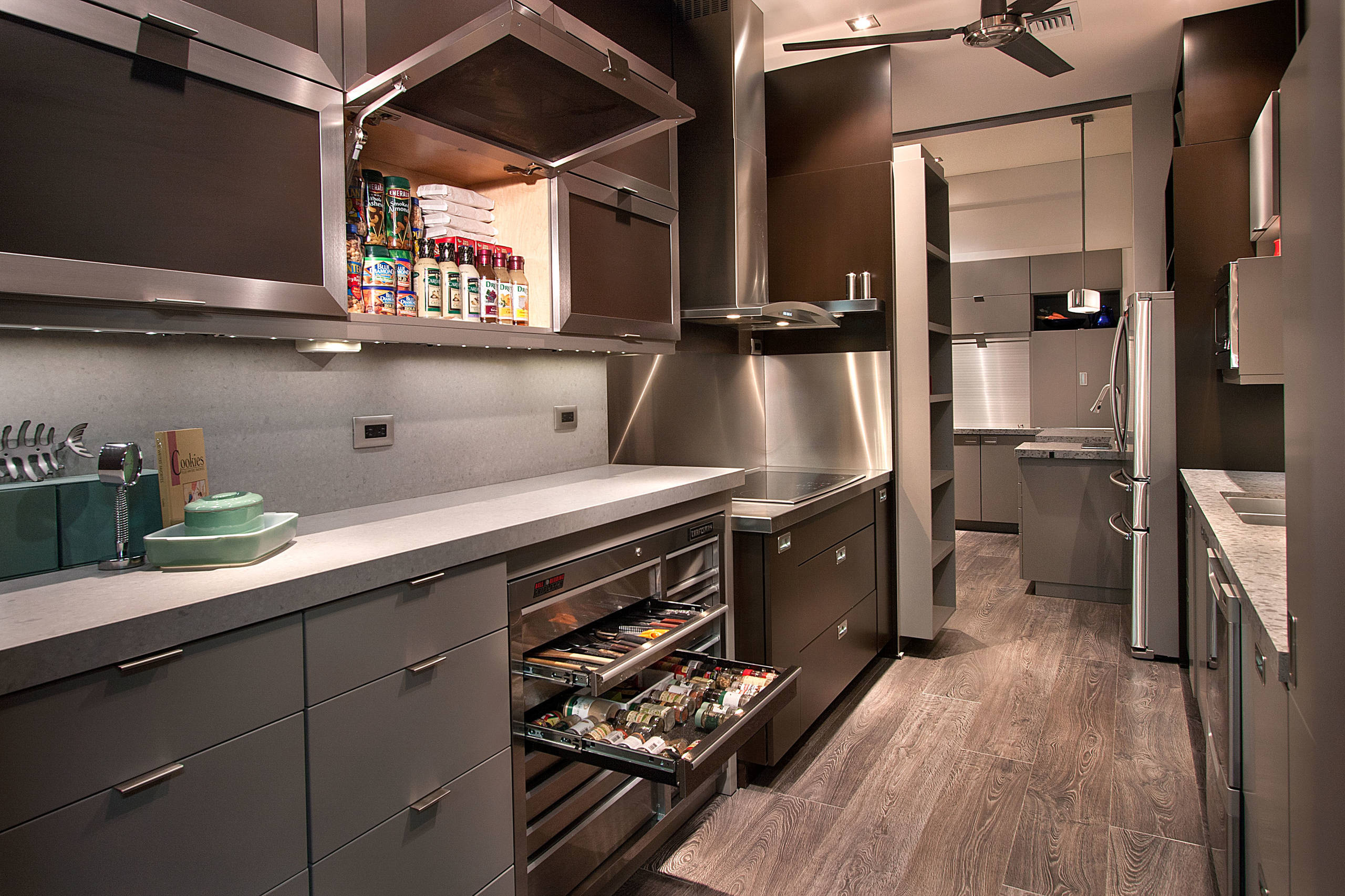 Есть проблема: беспорядок на кухонной столешнице