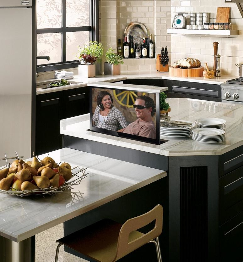 Хороший вопрос: Где повесить телевизор на кухне