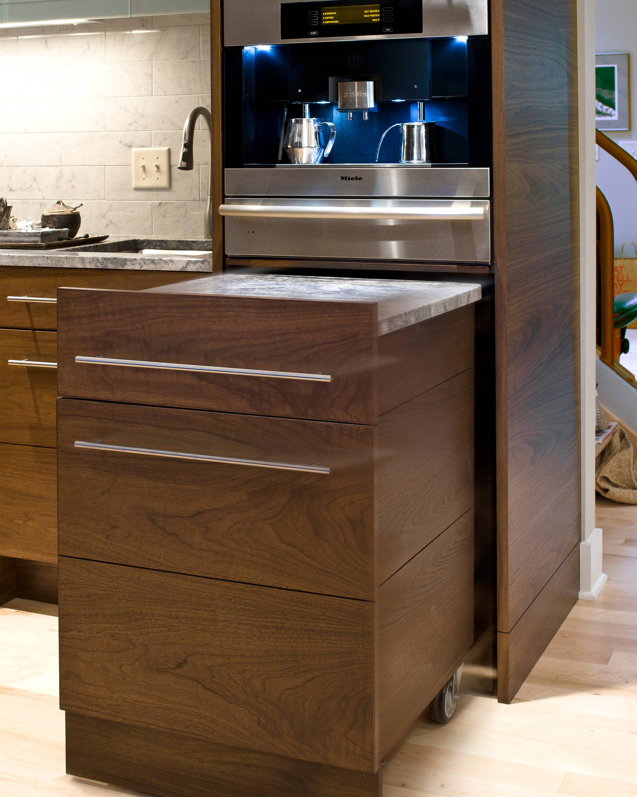 Вопрос: Куда поставить холодильник на кухне