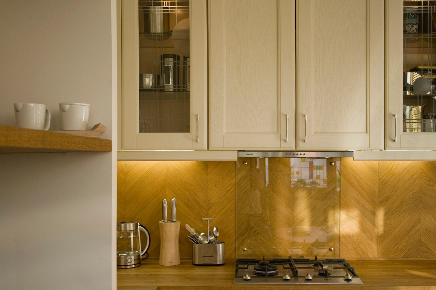 Хороший вопрос: Как укладывать паркет на стенах и потолке?