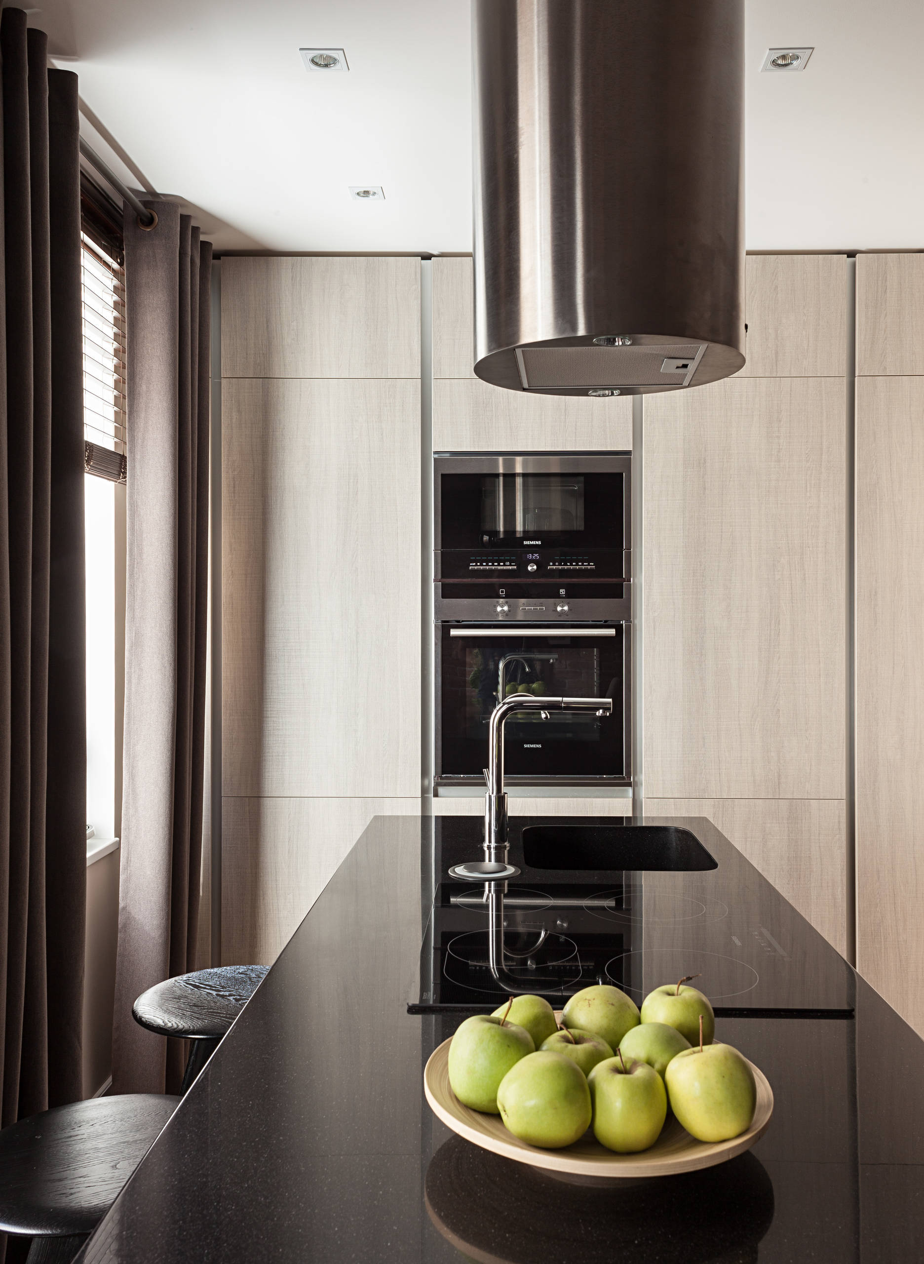 Houzz тур: Шоколадная стена и синий диван для вечера трудного дня