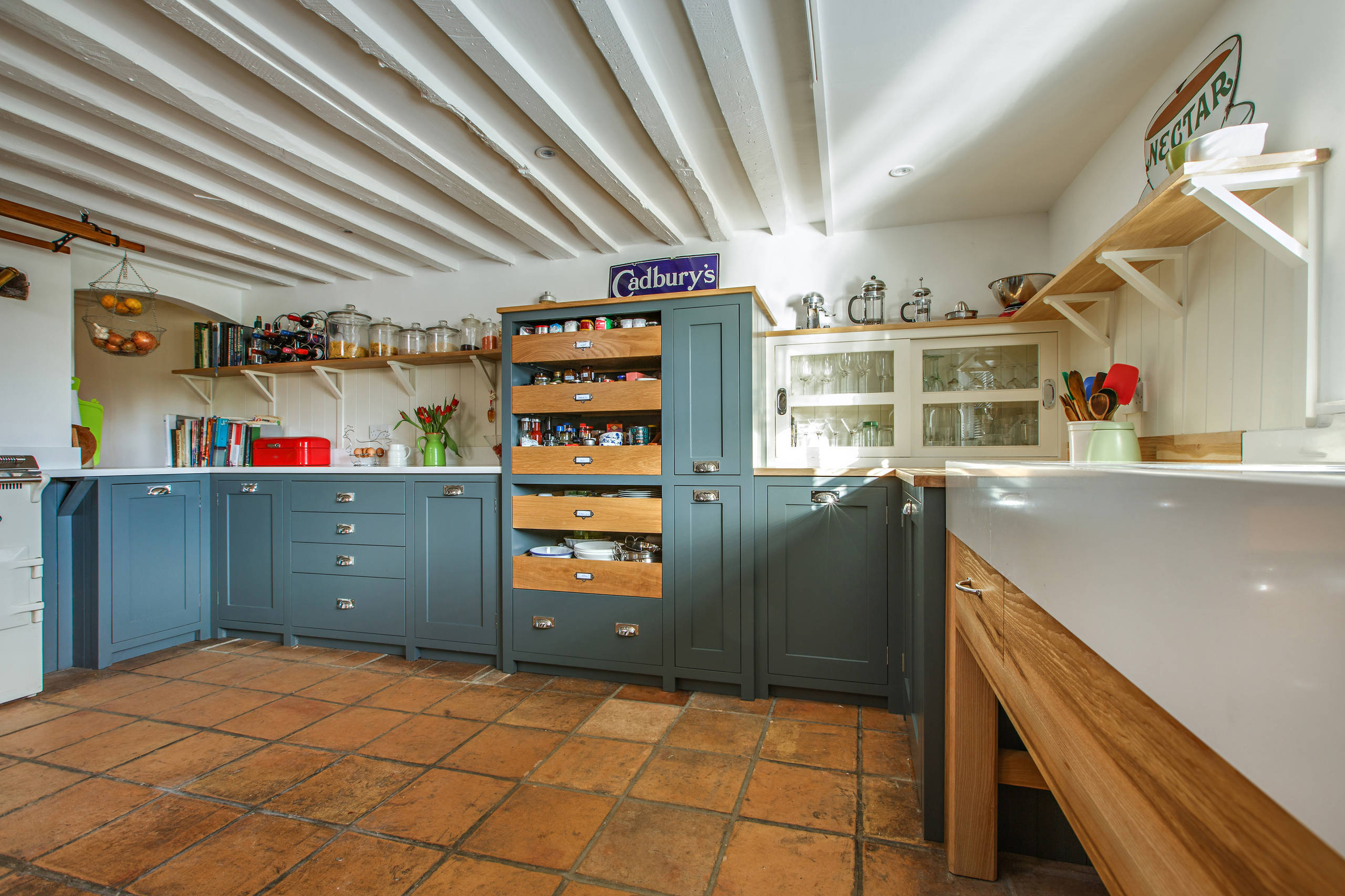 Просто фото: Кухни, где ящики оставили без фасадов — 17 примеров