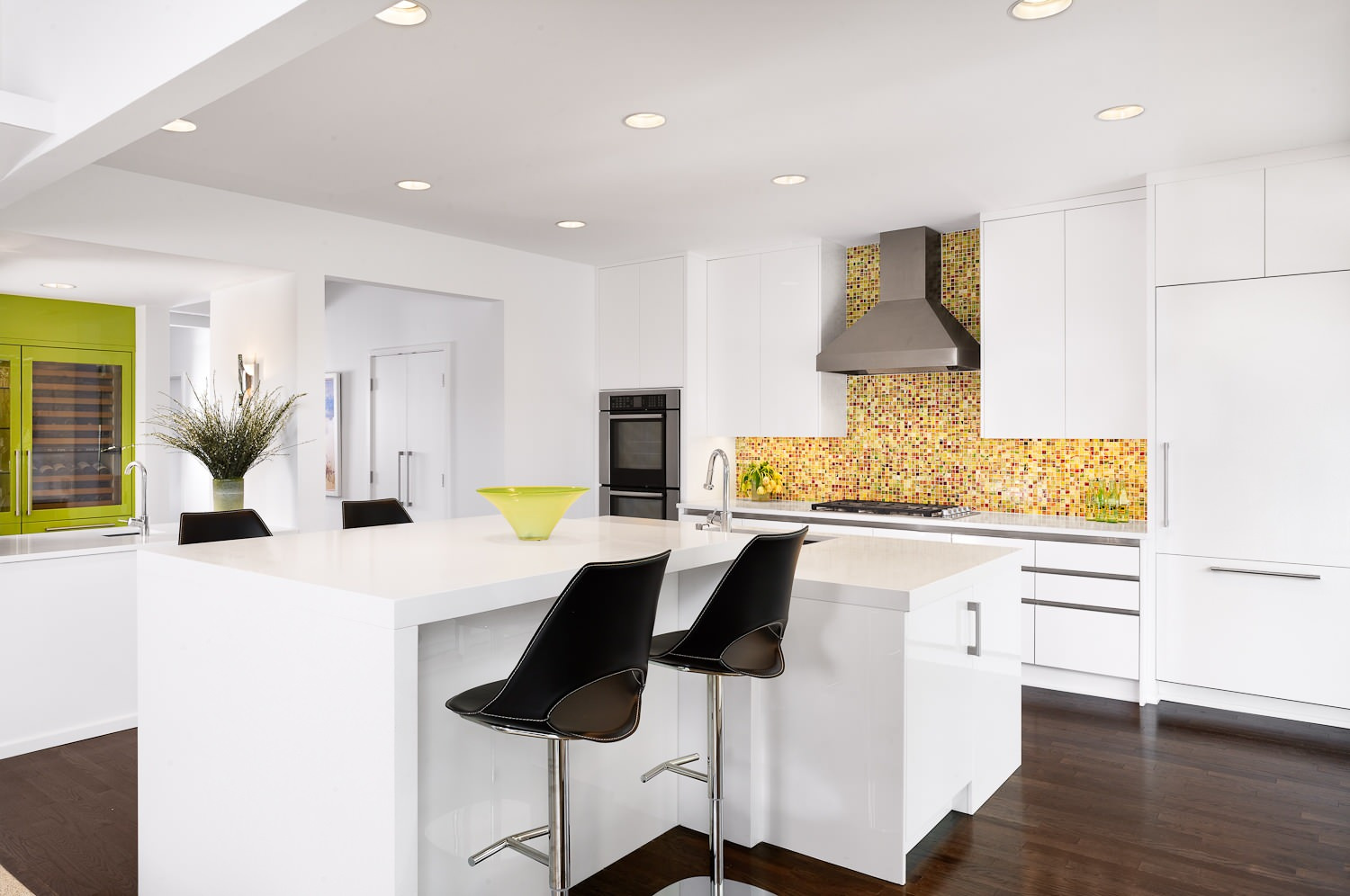 Модный фасон: Яркая плитка на кухонном фартуке