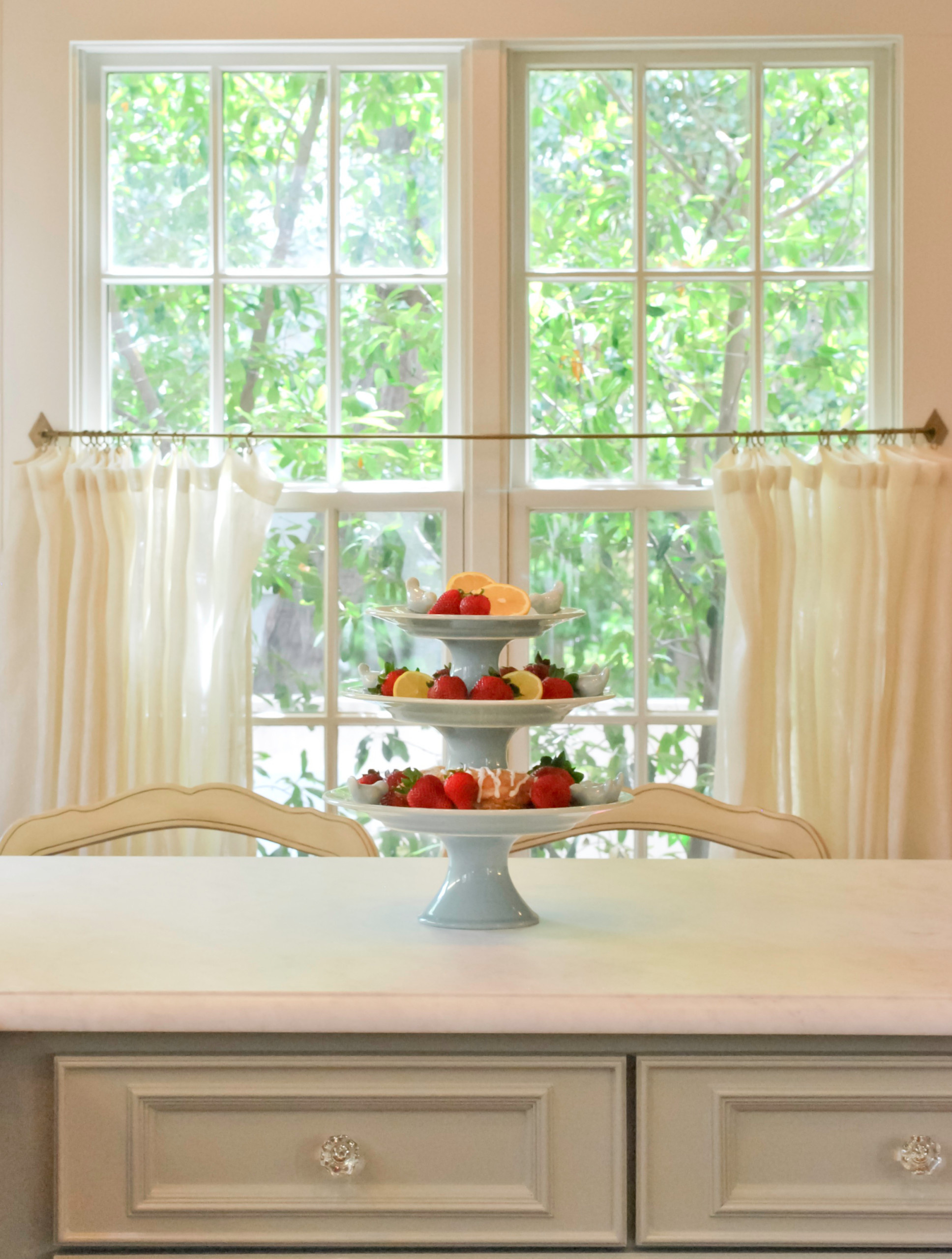 Хороший вопрос: Как выбрать подходящие шторы на кухню