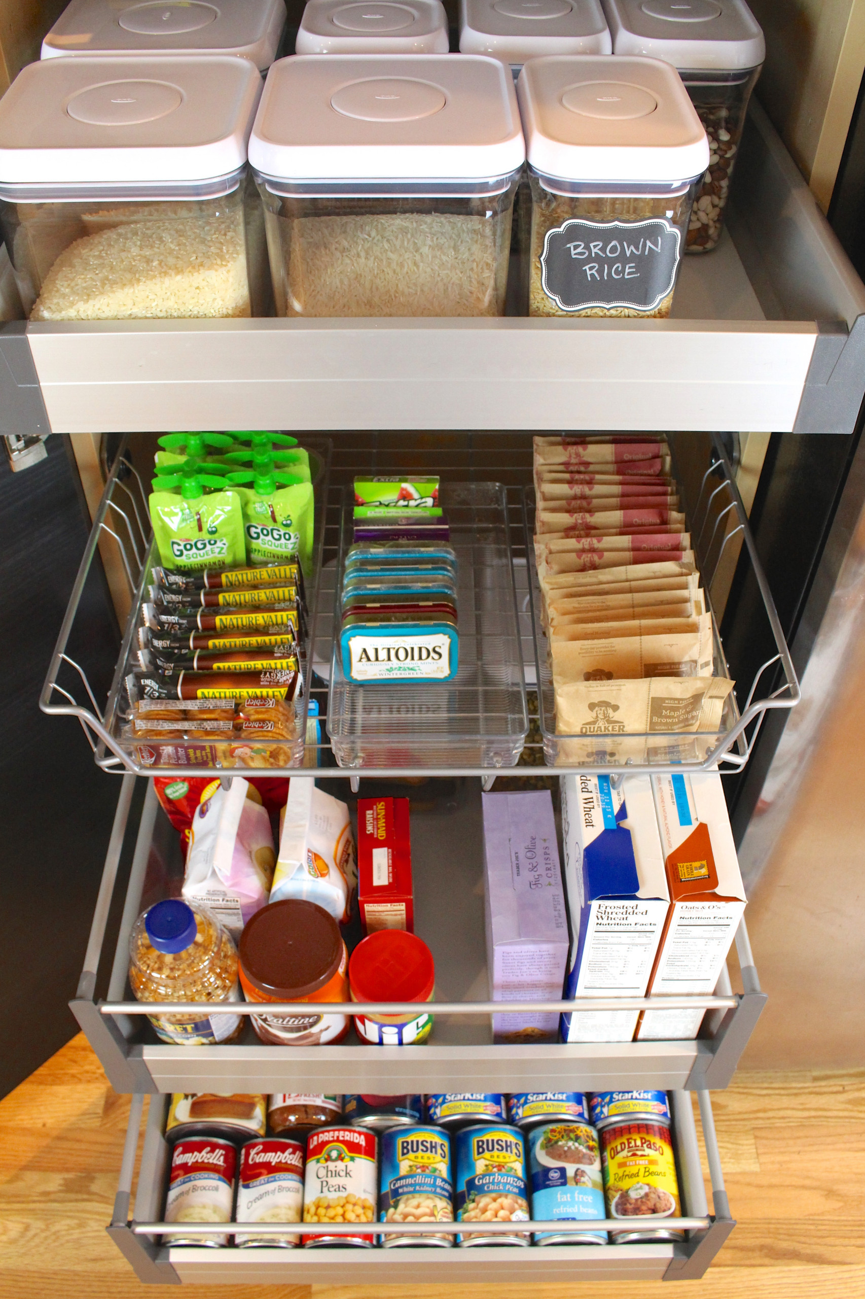 Как правильно: Хранить шубу и крупы в одном помещении