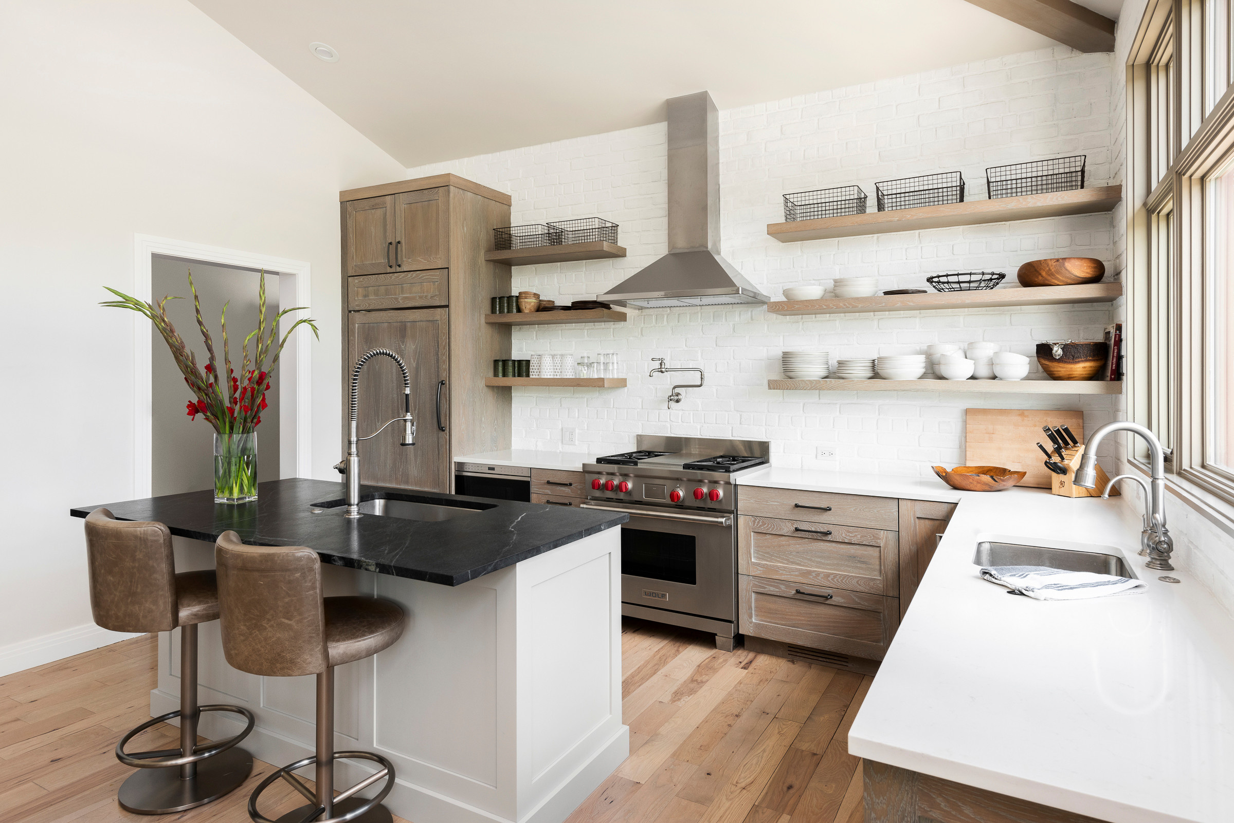 Дизайн-дебаты: Нормально ли делать открытые полки на кухне