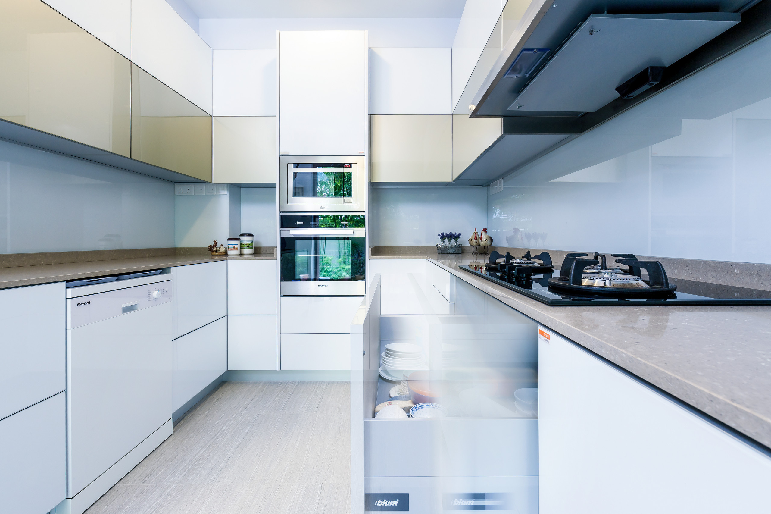 Кухня: Фасад без ручек — действительно ли это удобно?