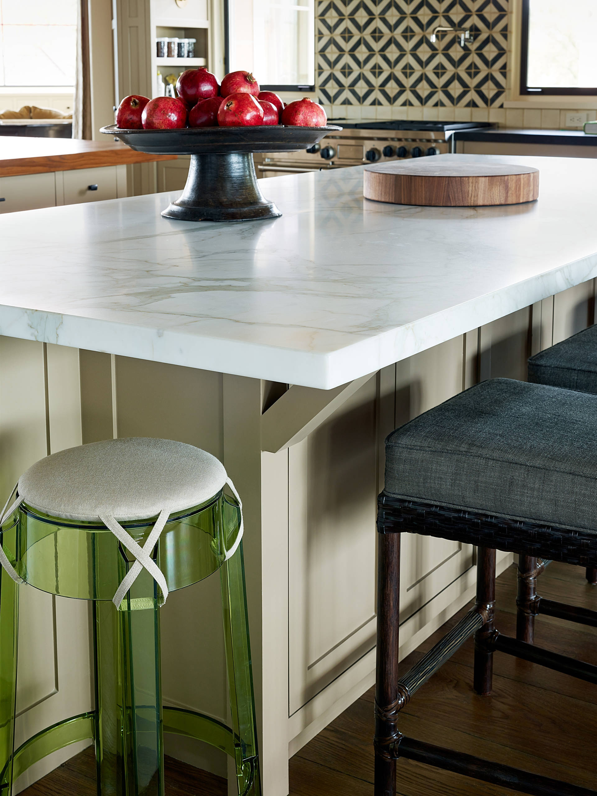 Не пара: Почему не стоит покупать одинаковые тумбы и торшеры