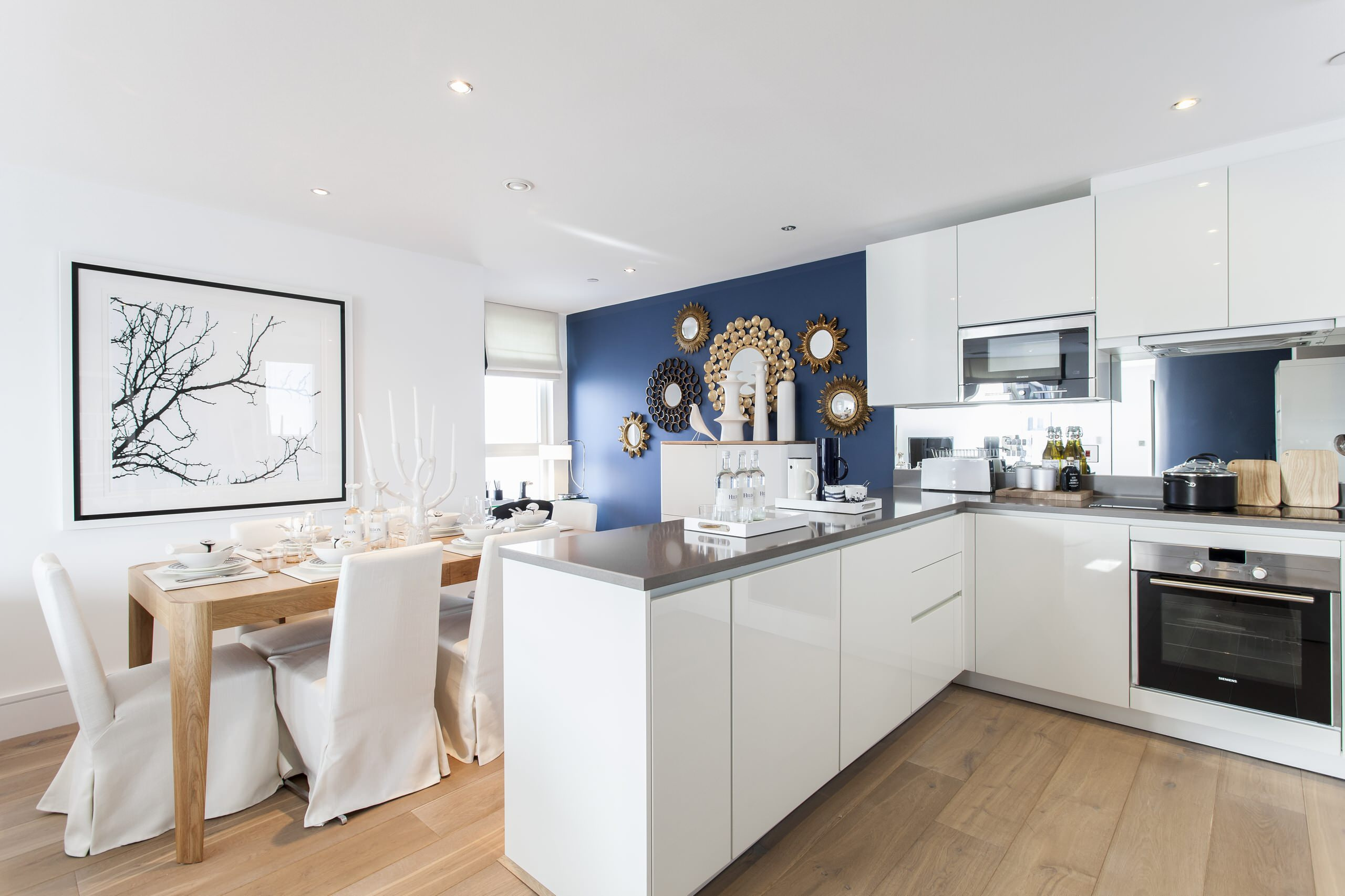 Кухня с окном в рабочей зоне