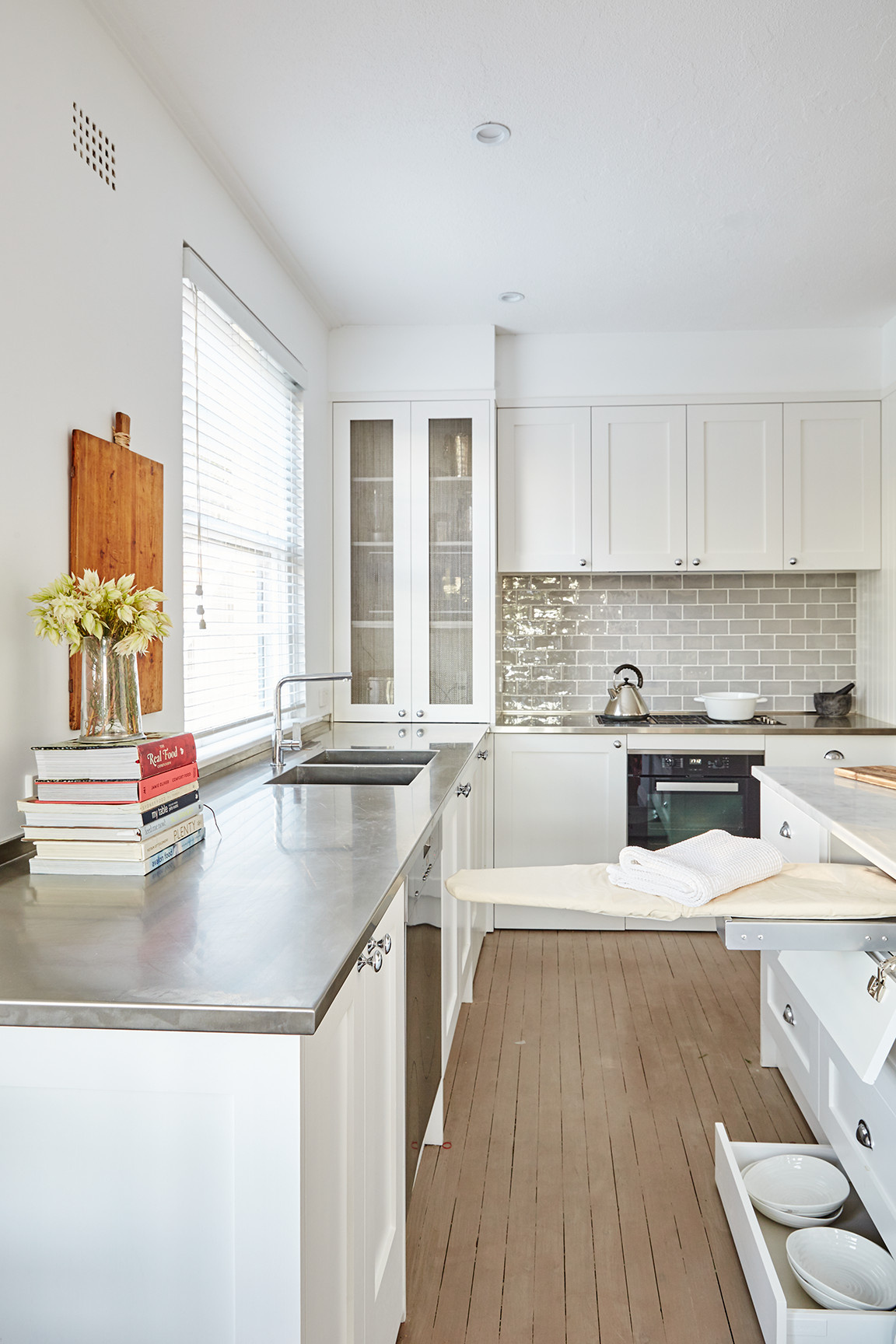 Дизайн-дебаты: Как хранить гладильную доску в интерьере