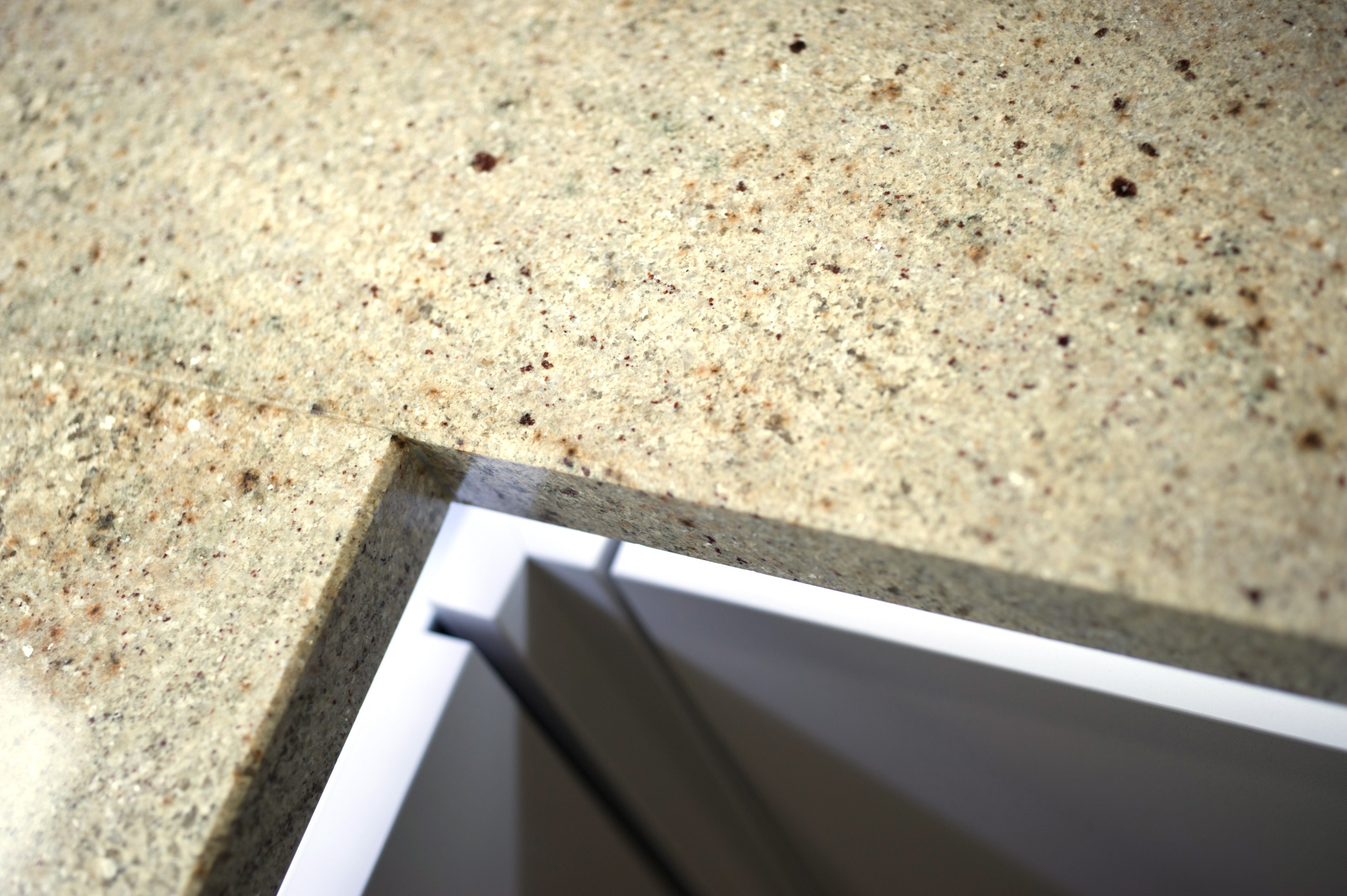 Натуральный или искусственный? Выбираем каменную столешницу для кухни