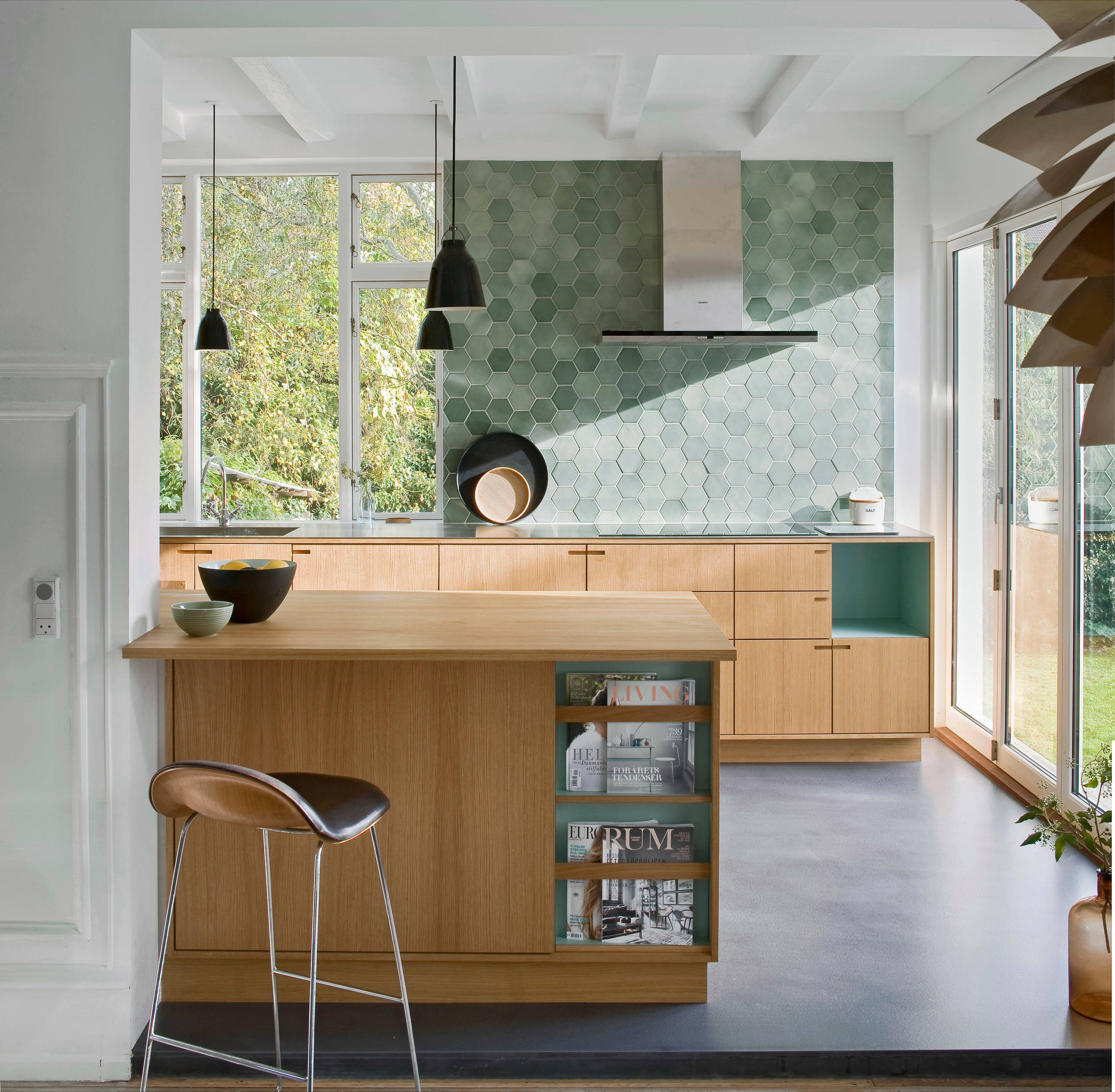 Просто фото: 15 кухонь с нишами и выемками по фасаду