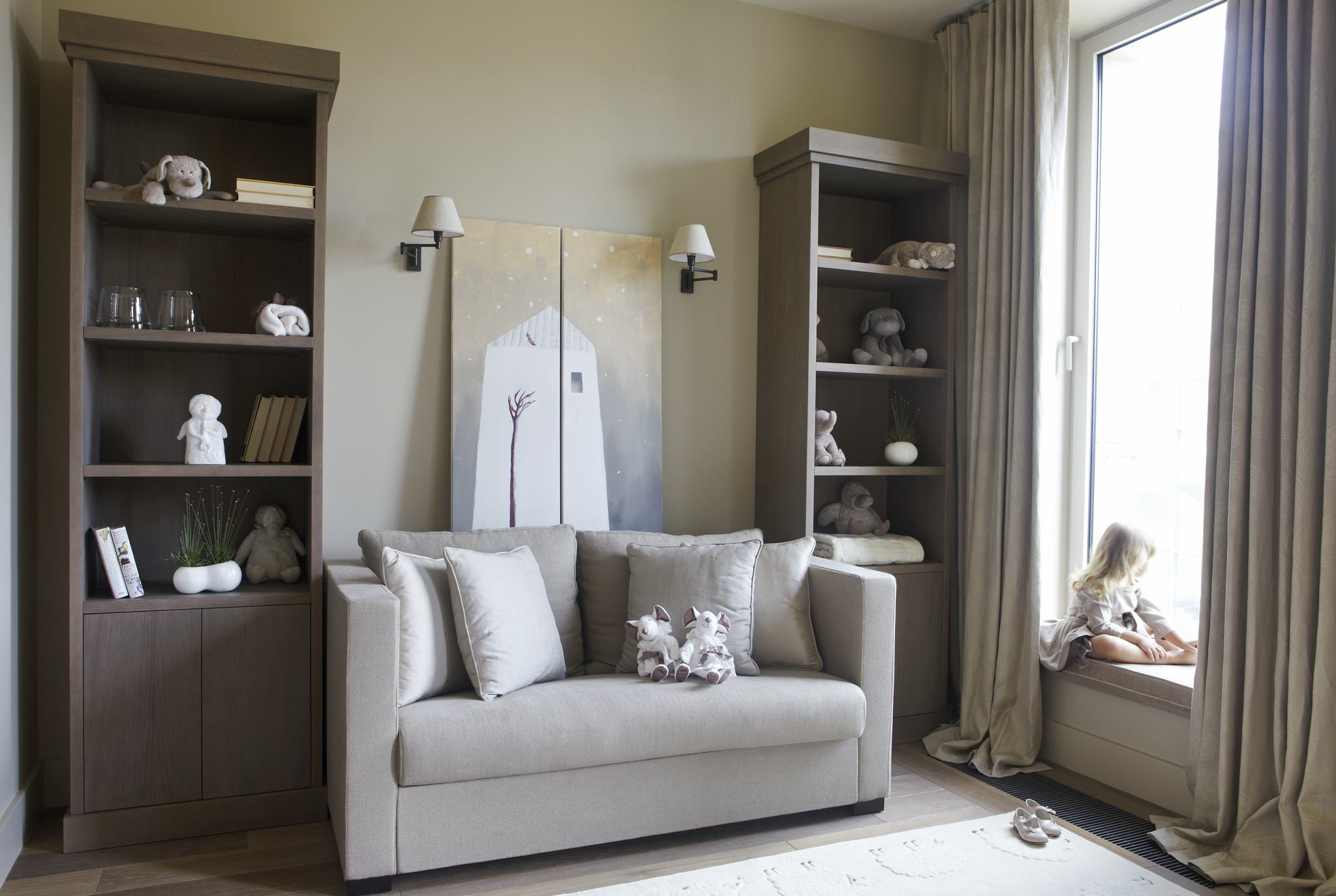 Houzz тур: Квартира с камином в гостиной и злаковым садом во дворе