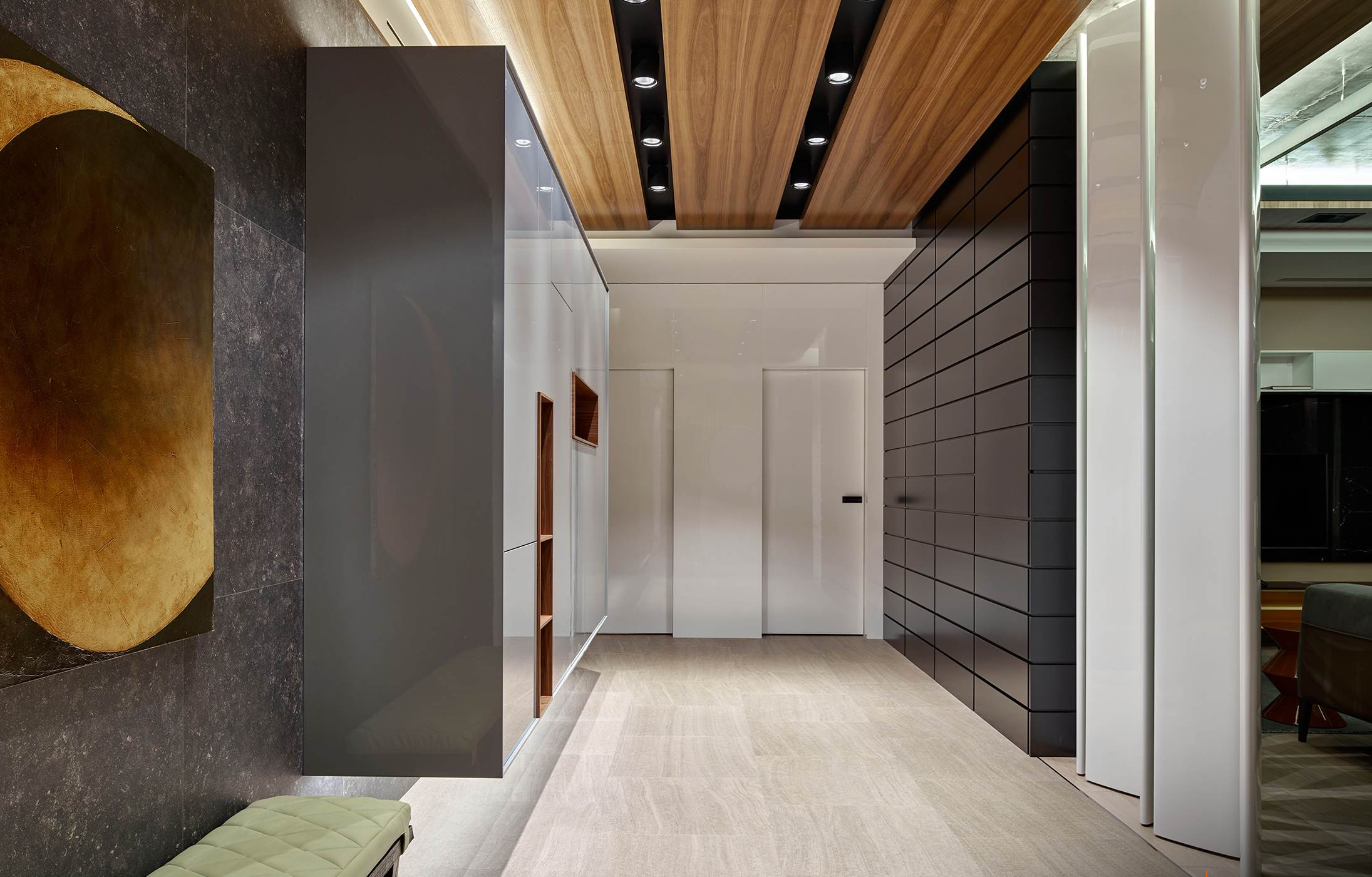 Houzz тур: Современный интерьер с авторской мебелью