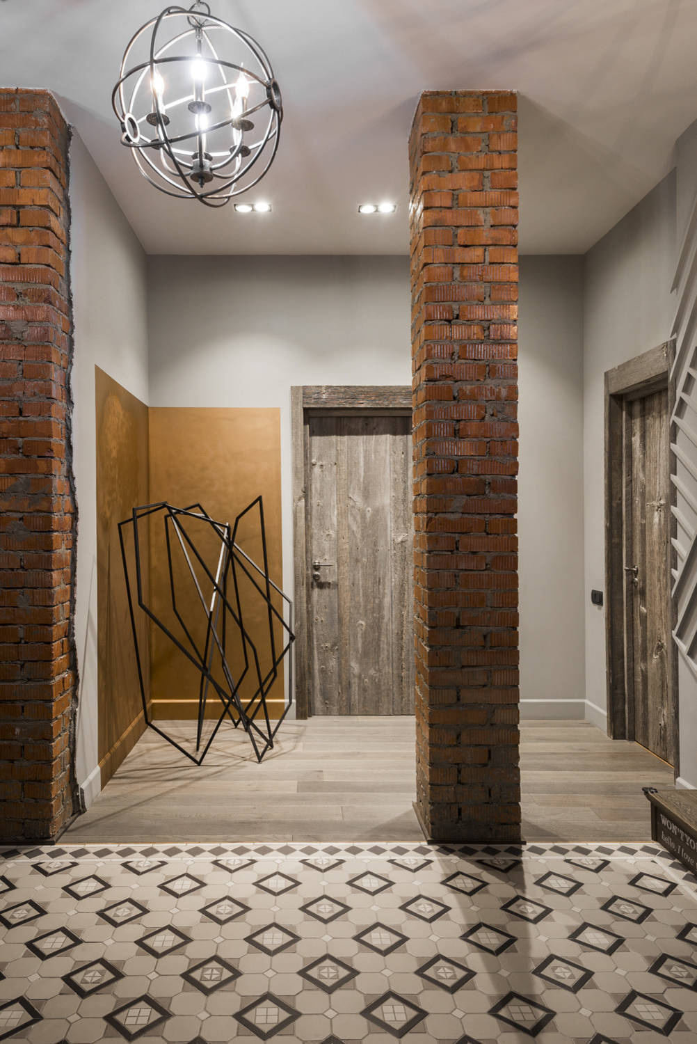 В гостях: Дом с гигантской Эйфелевой башней — камином