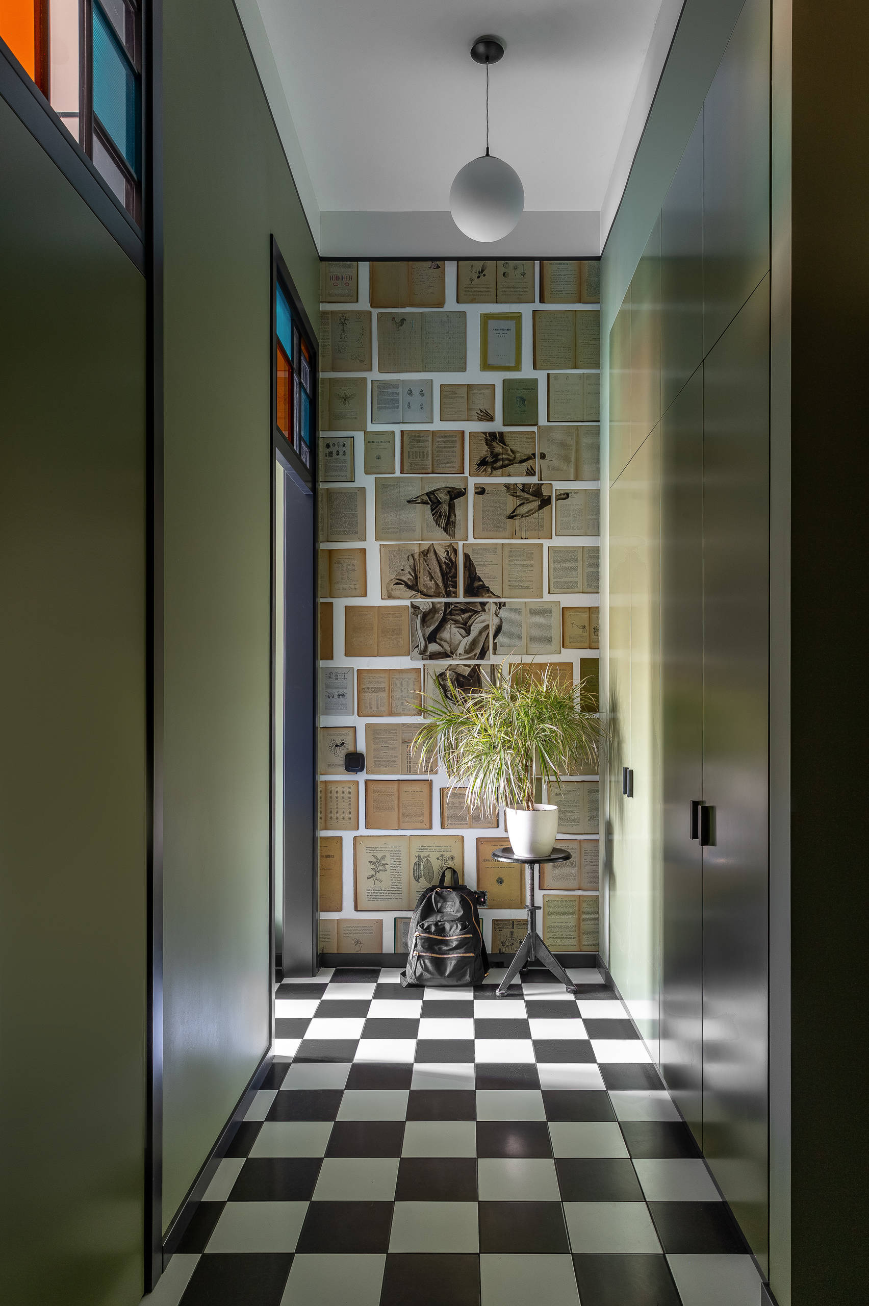 Houzz тур: Квартира для галеристки — с яркими витражами