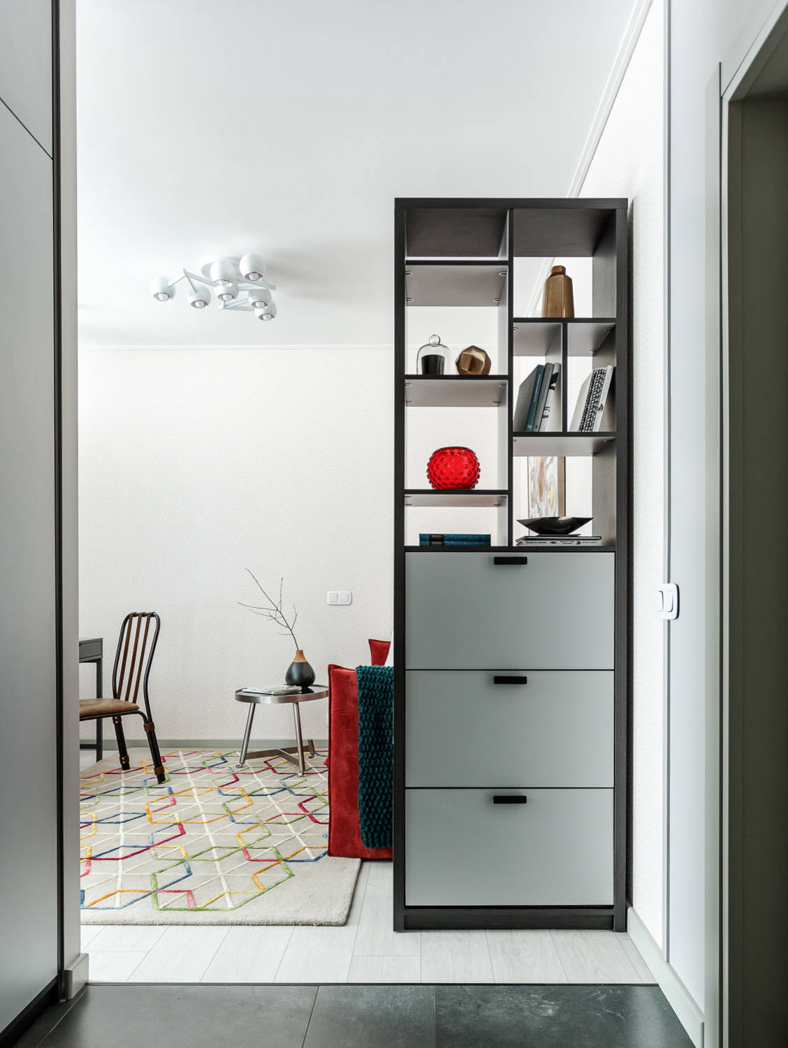 Houzz тур: Квартира для студента — с фрамугами и красным диваном