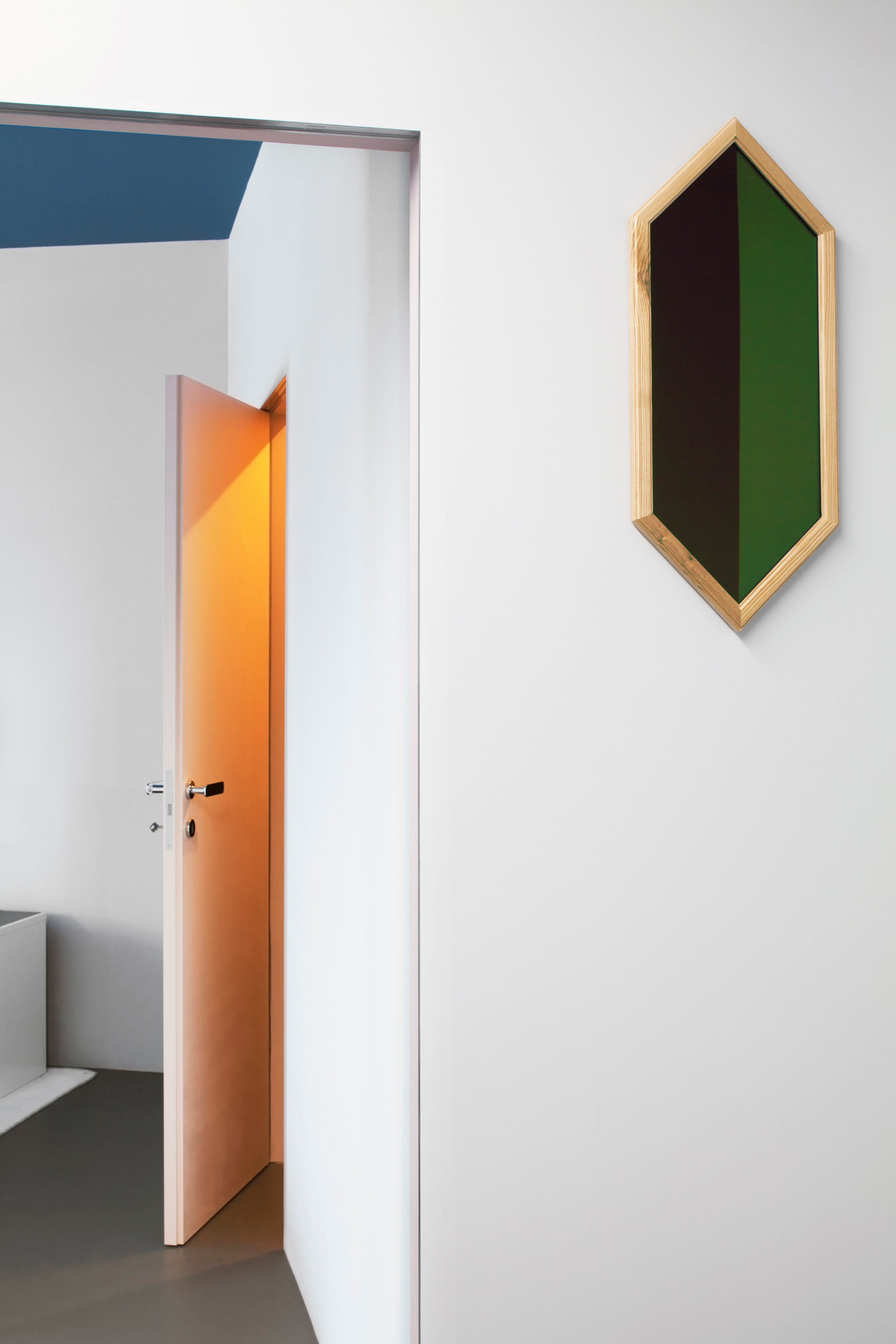 Houzz тур: Чистые линии и игра света в квартире для музыканта