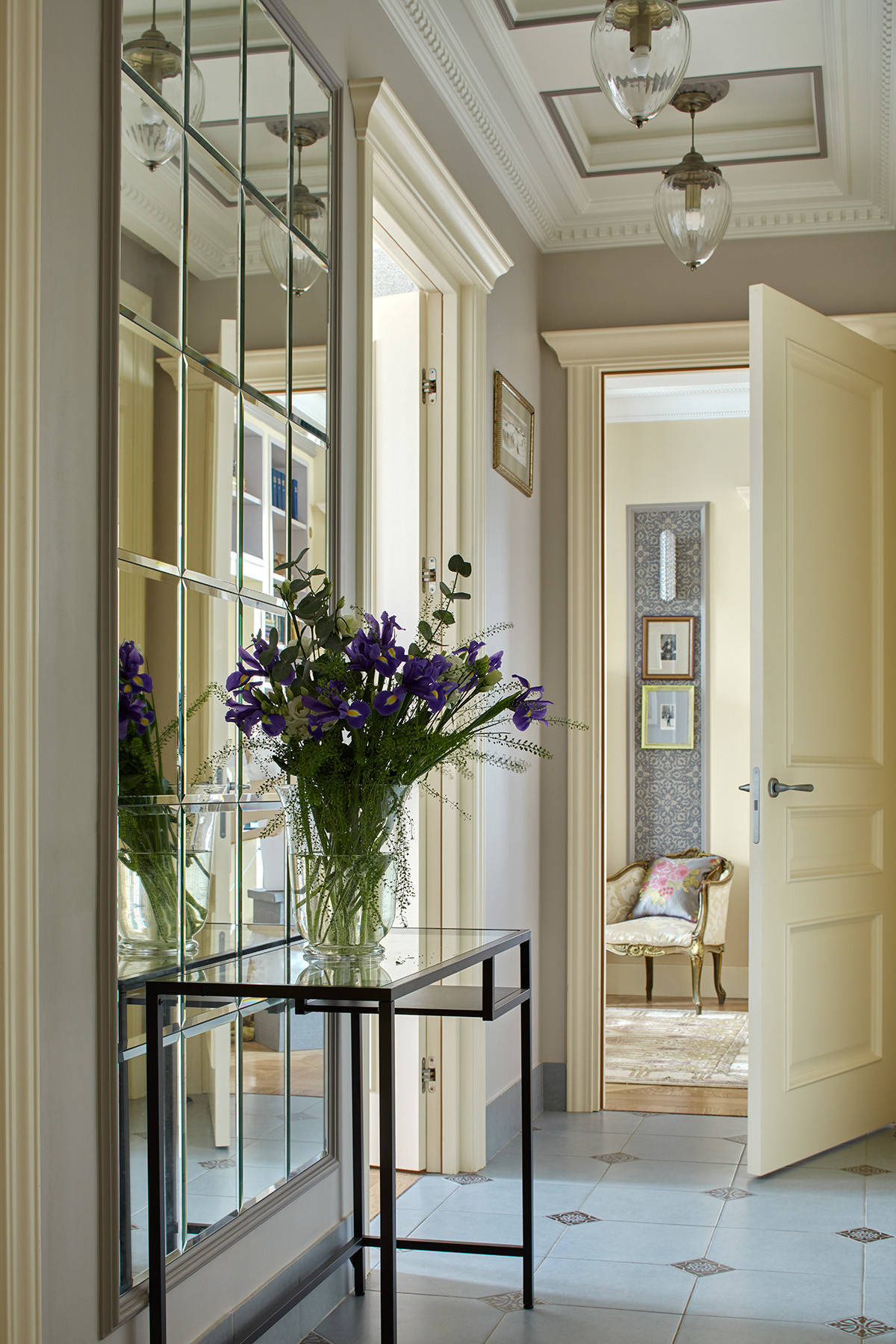 Объясняет дизайнер: Когда и почему высокий потолок нужно опустить