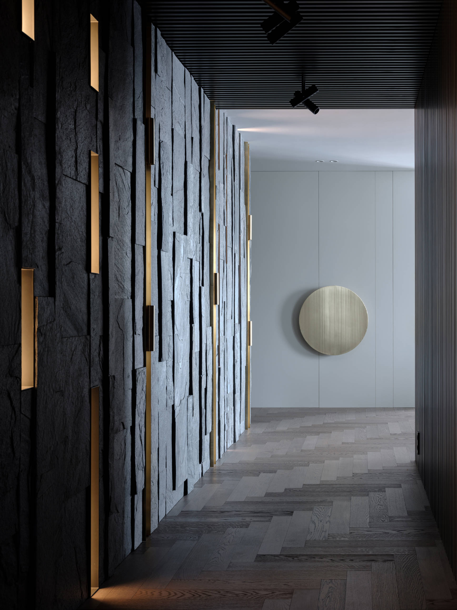 Houzz тур: Серый интерьер с лощёным мрамором и рейками