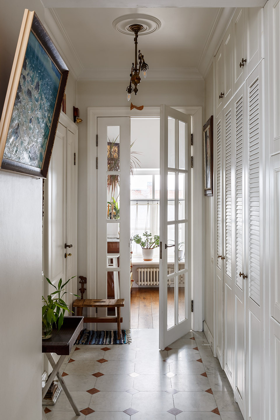 Идеи для узких коридоров и тесных прихожих: убрать нельзя оставить