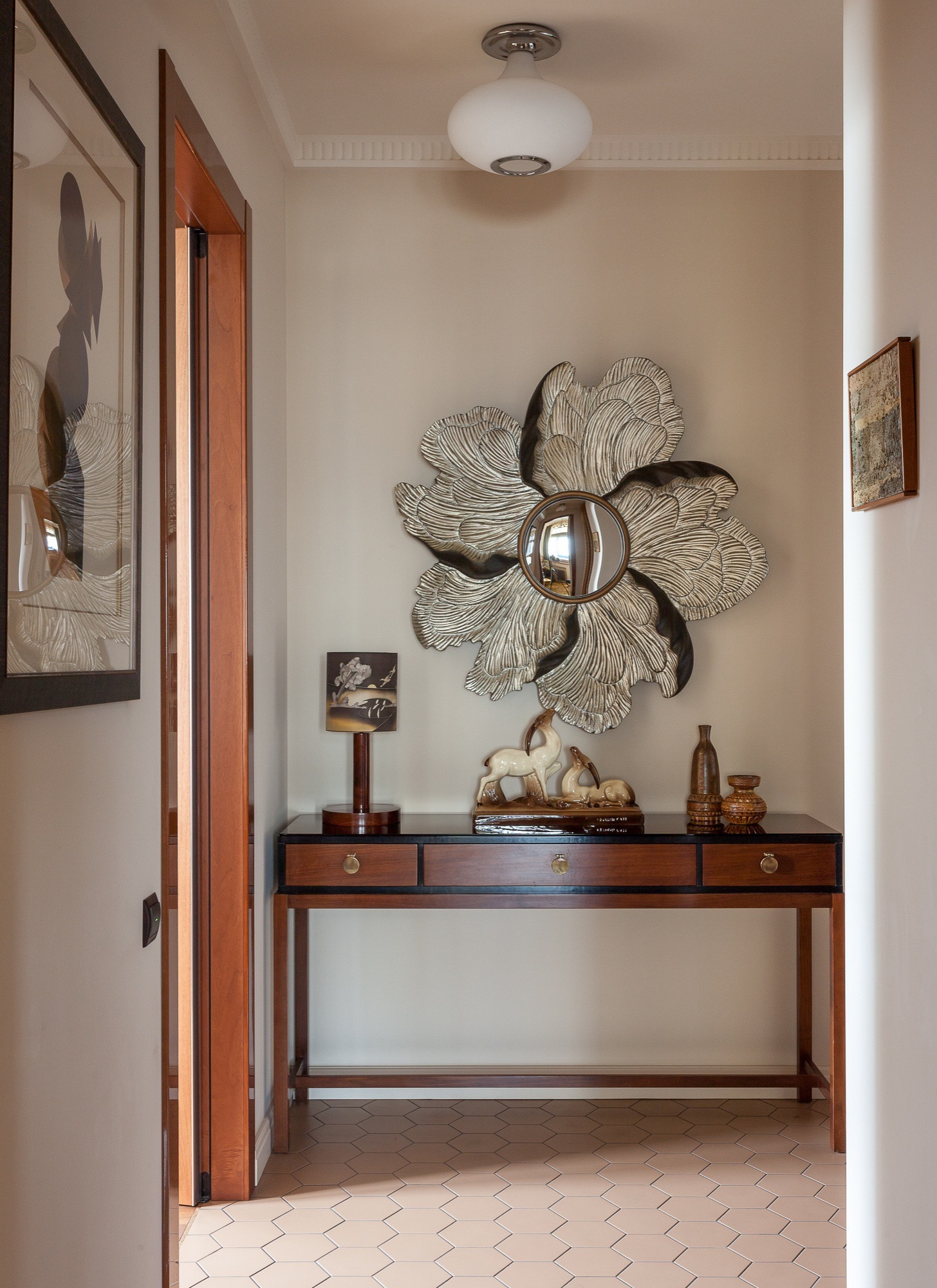 Houzz тур: Квартира с комодом эпохи ар деко и мотивом Эркюля Пуаро