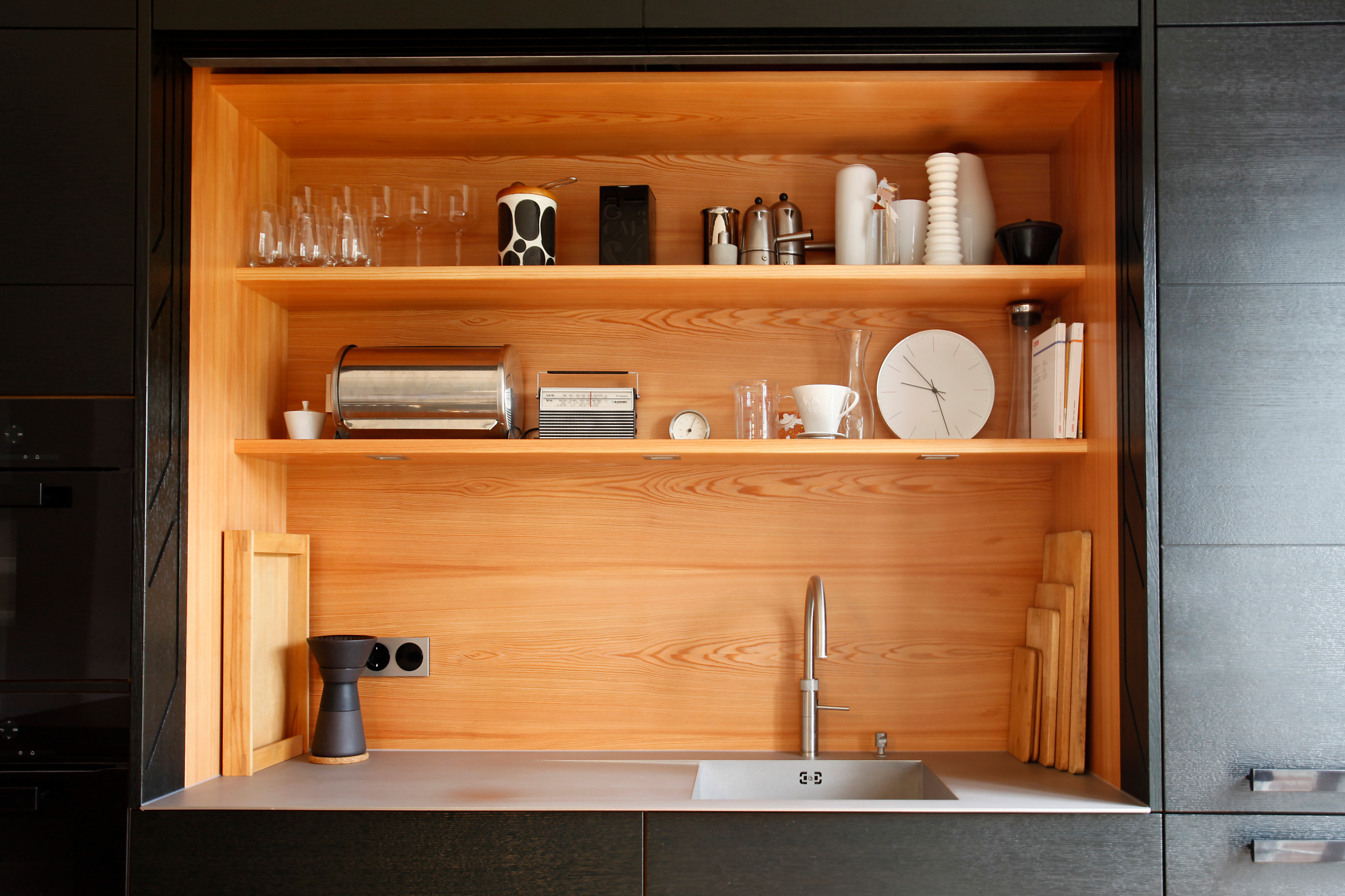 Фотоохота:  27 кухонь «без верха» — с полкой над фартуком