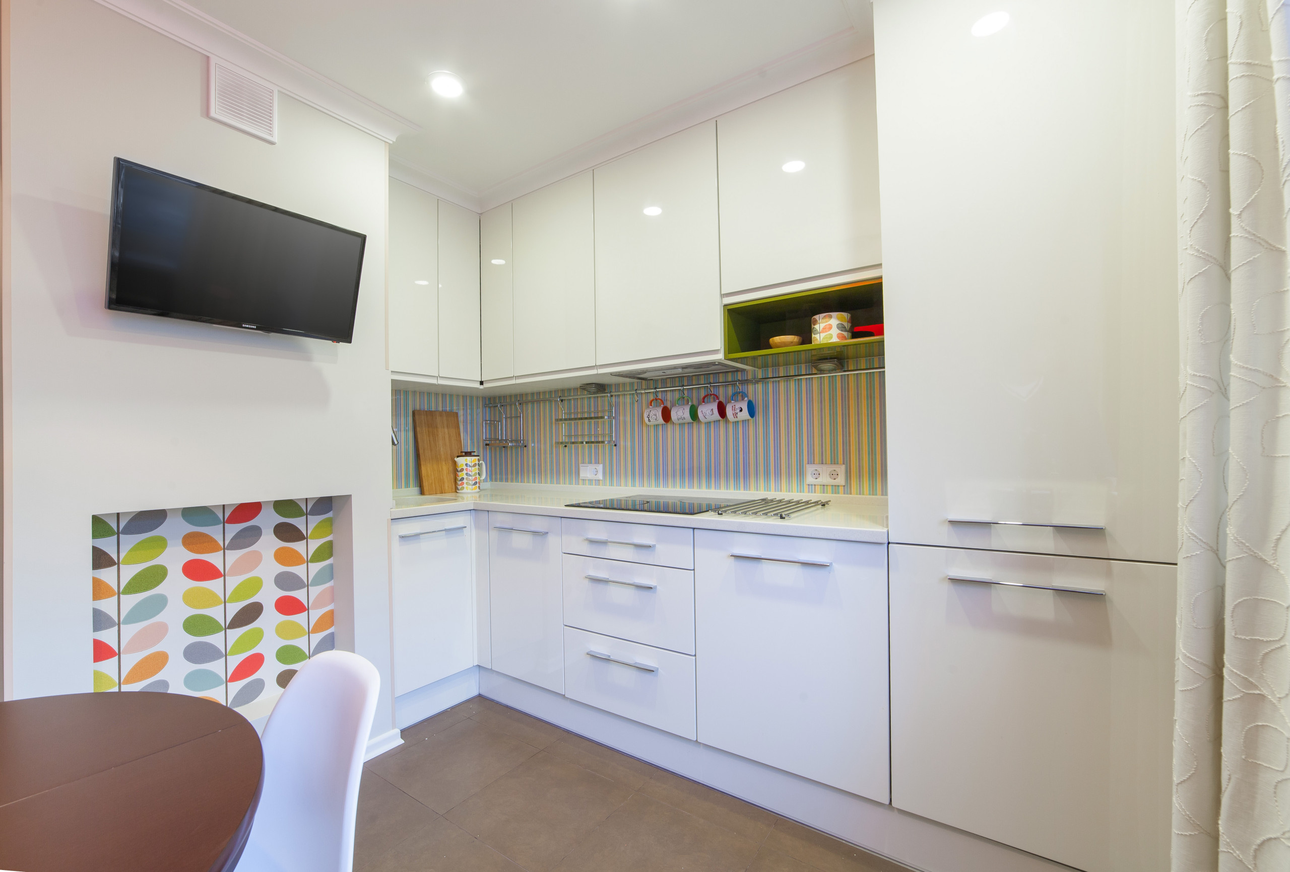 Белая глянцевая кухня в интерьере