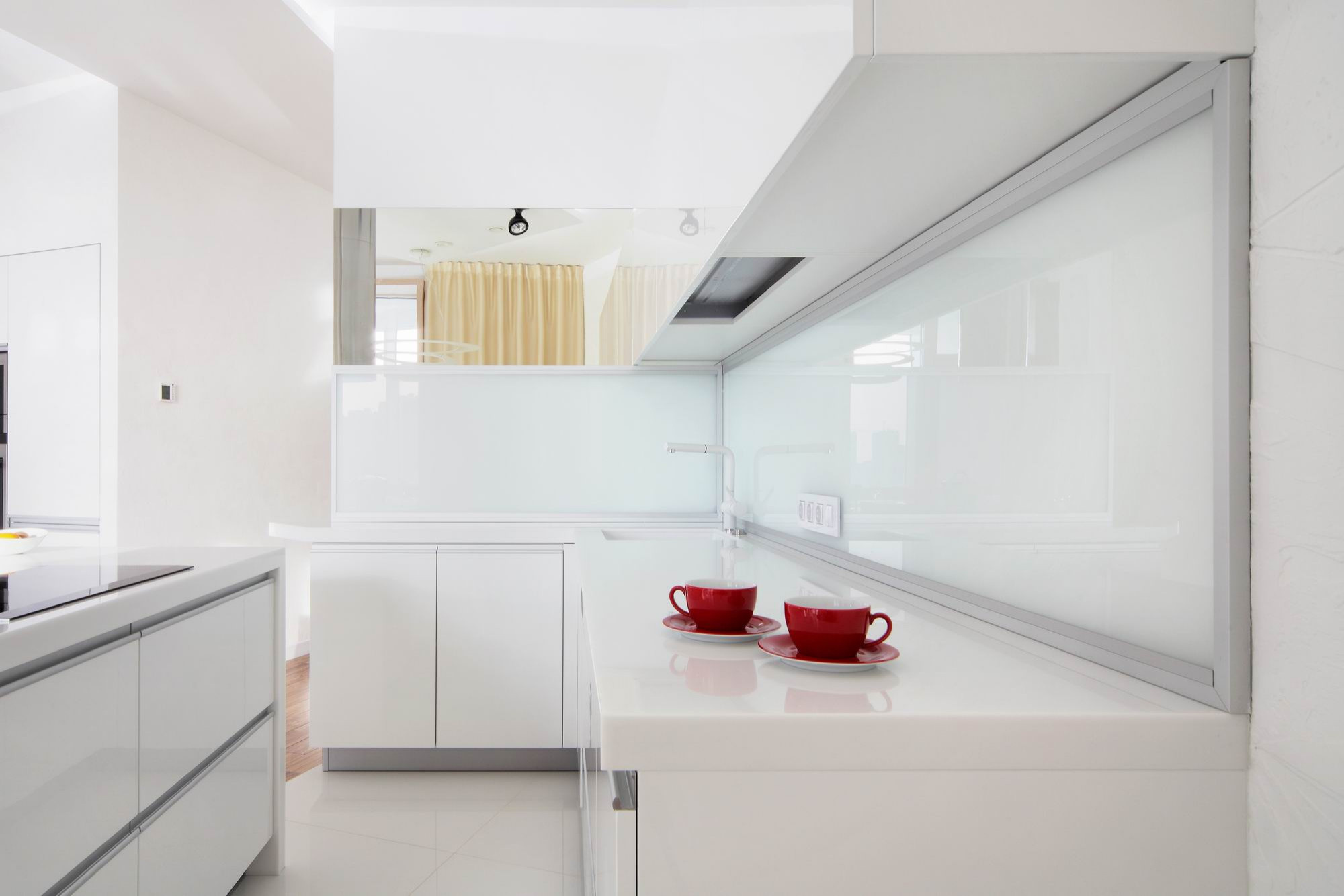 Белая глянцевая кухня в интерьере